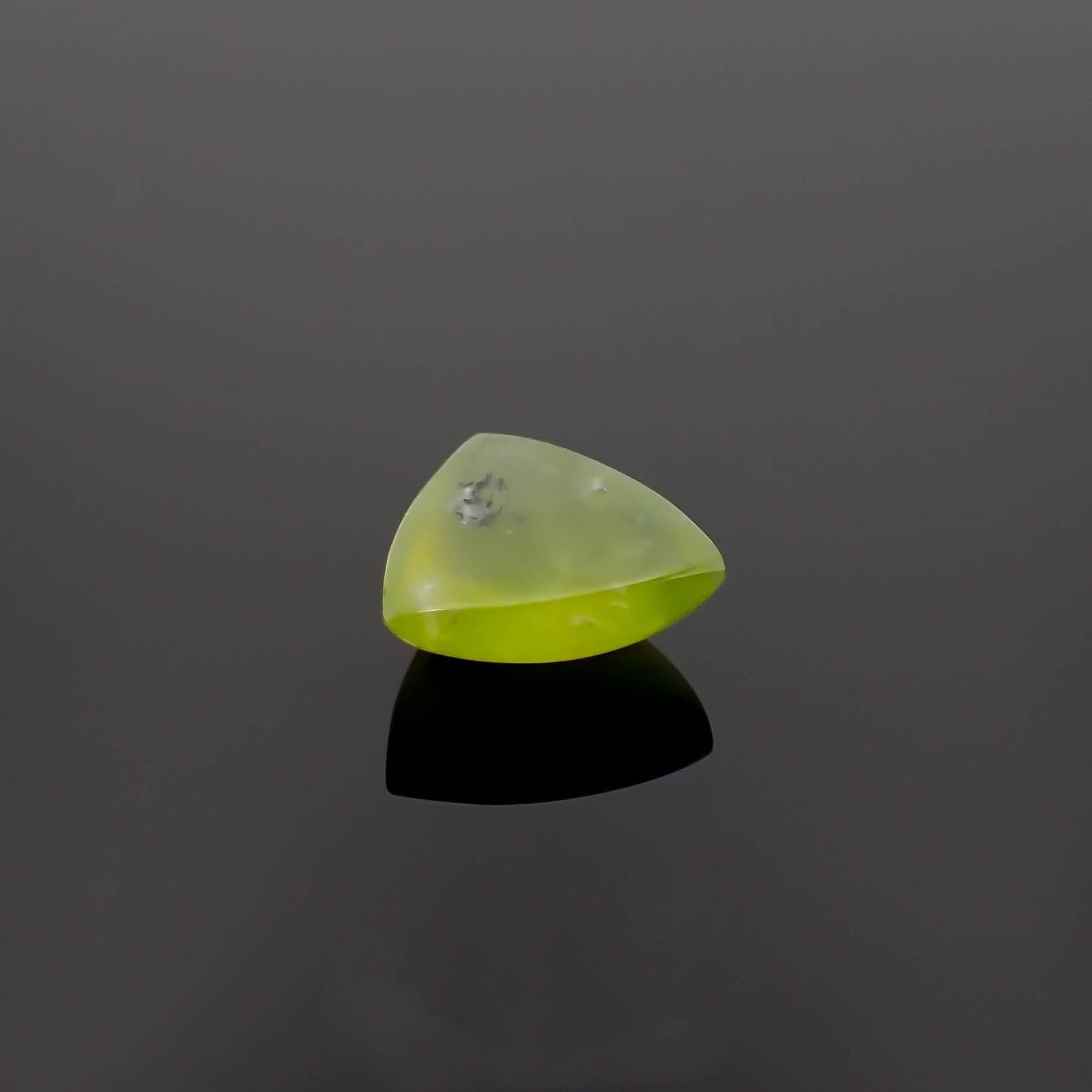 グリーンオパール ブラジル・アマゾン産 1.69ct / 9.2x9.5mm前後 [230120062]