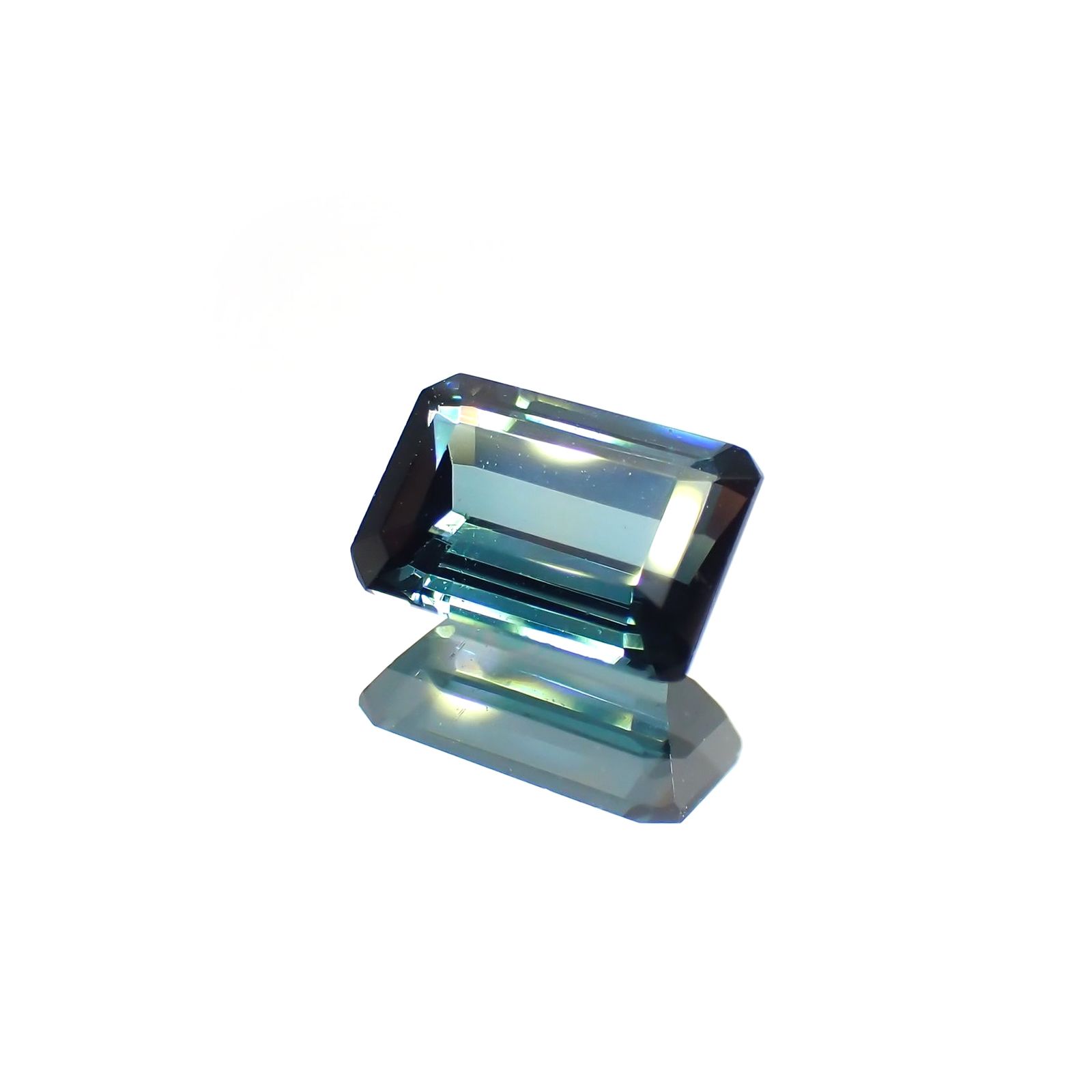 ブルートルマリン(宝石名ブルー・トルマリン) ブラジル産 ソ付(彩珠) 1.009ct / 7.5x5mm前後 [21049761]