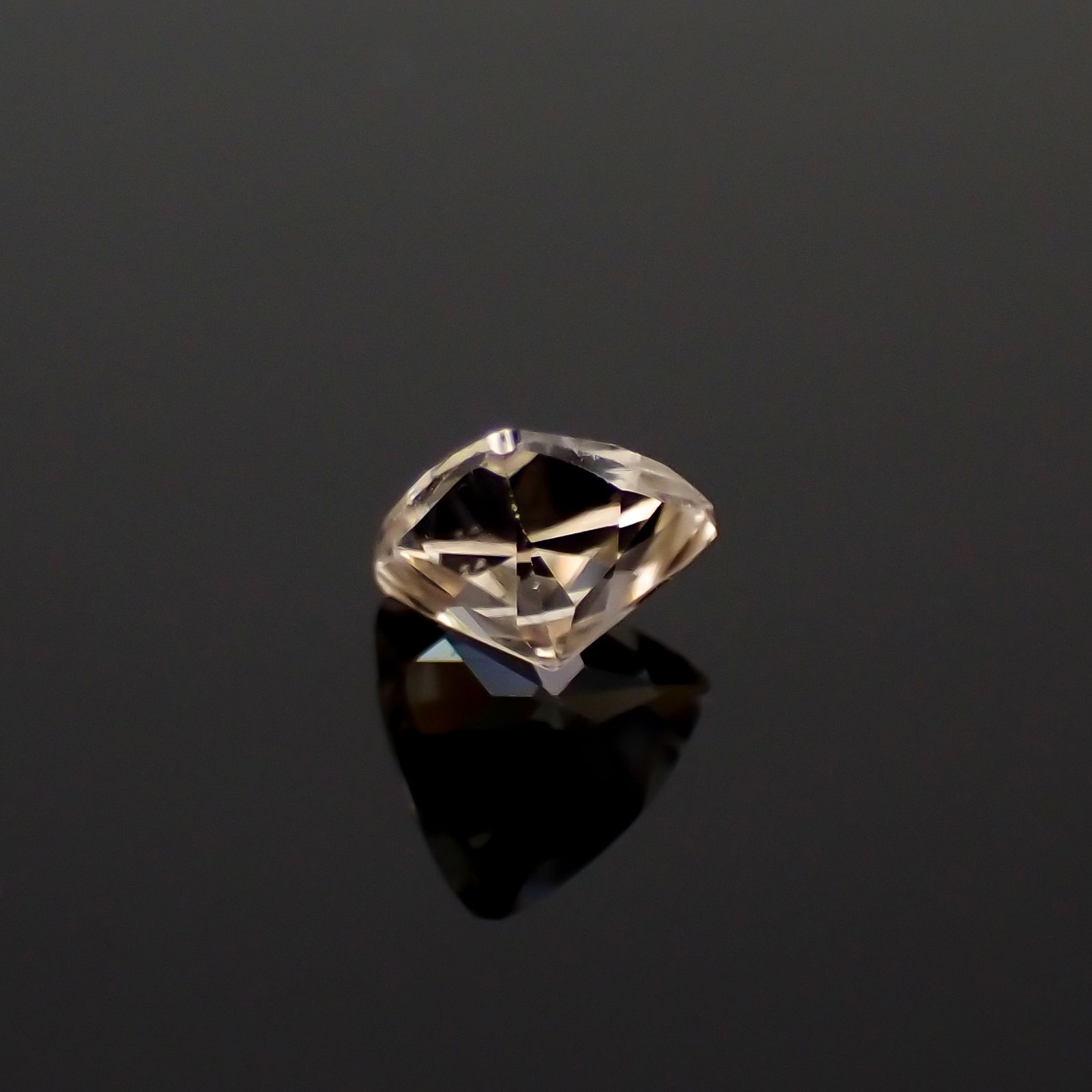 シャンパンカラージルコン スリランカ/カンボジア産 0.61ct[230421646]4.8x5mm前後
