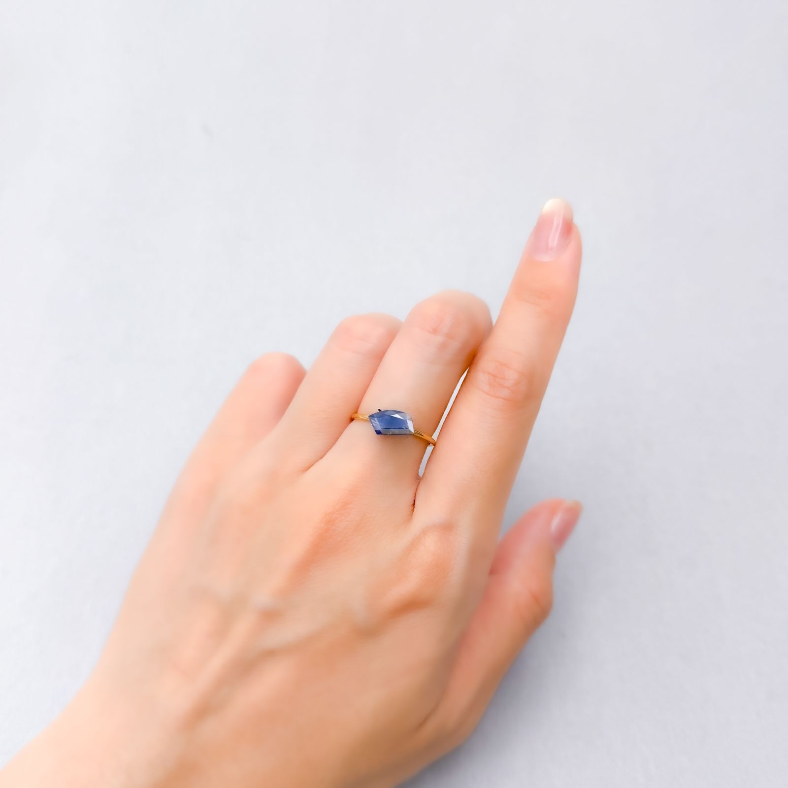 ◇カスタムカット◇サファイア(宝石名サファイア) マダガスカル産 0.84ct 識別済[210813190]9.2×5mm前後
