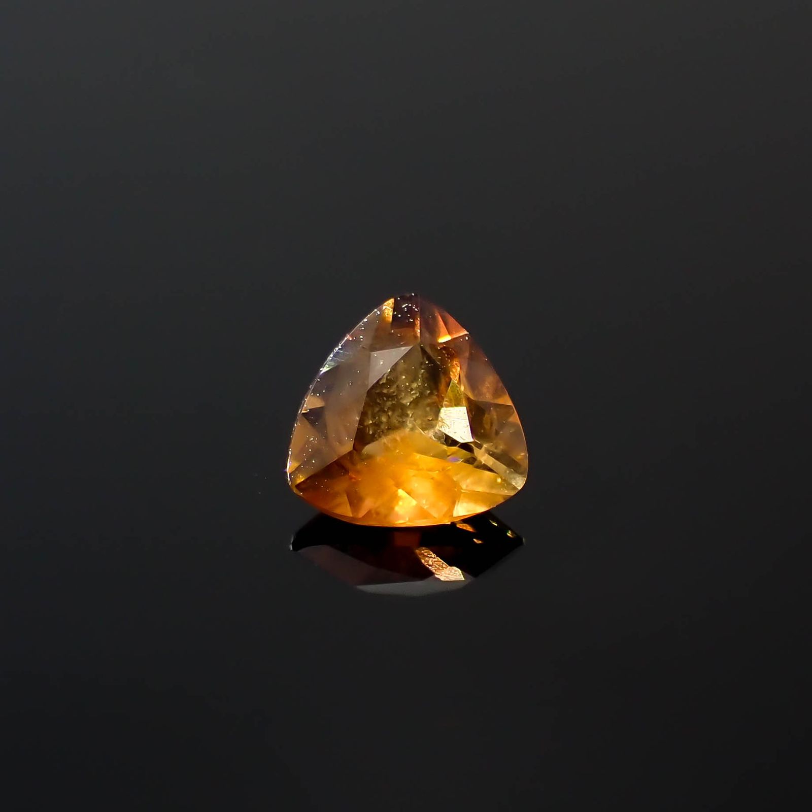 ゴールデンアイオライト マダガスカル産 0.28ct[240527667]4.6x4.6mm前後