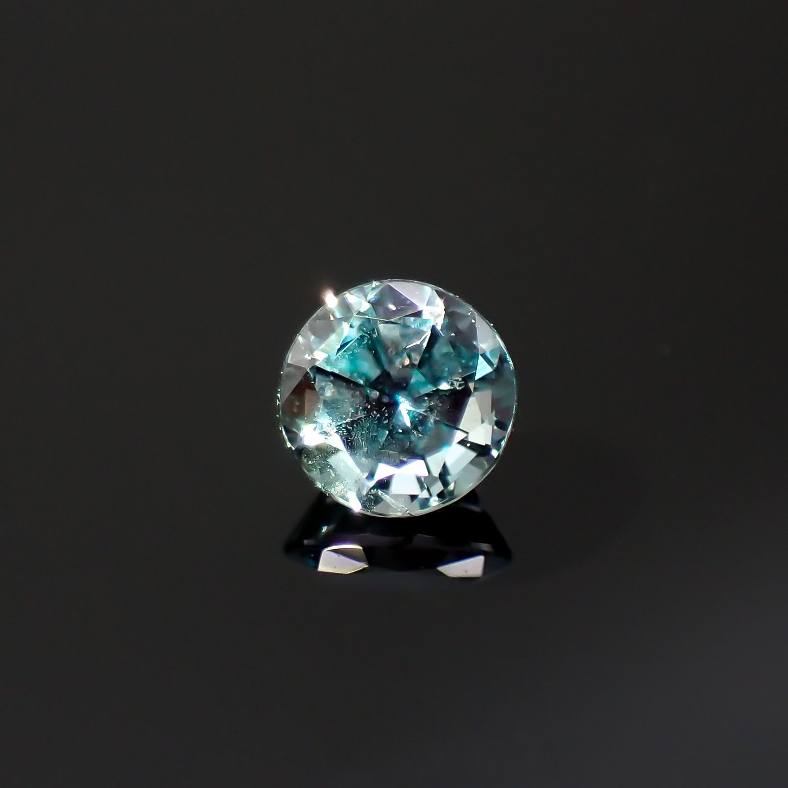 アレキサンドライト(宝石名アレキサンドライト)ブラジル産/EmeraldMains社製 0.197ct ソ付(彩珠)[220516027]3.4x3.4mm前後