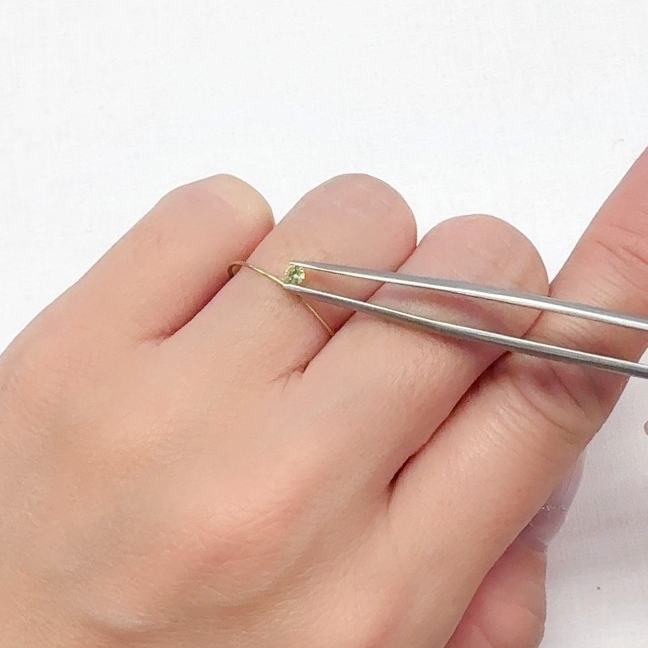 パラサイティックペリドット(宝石名ペリドット)採取地：ロシア 0.062ct 識別済[240627930]2.5x2.5mm前後