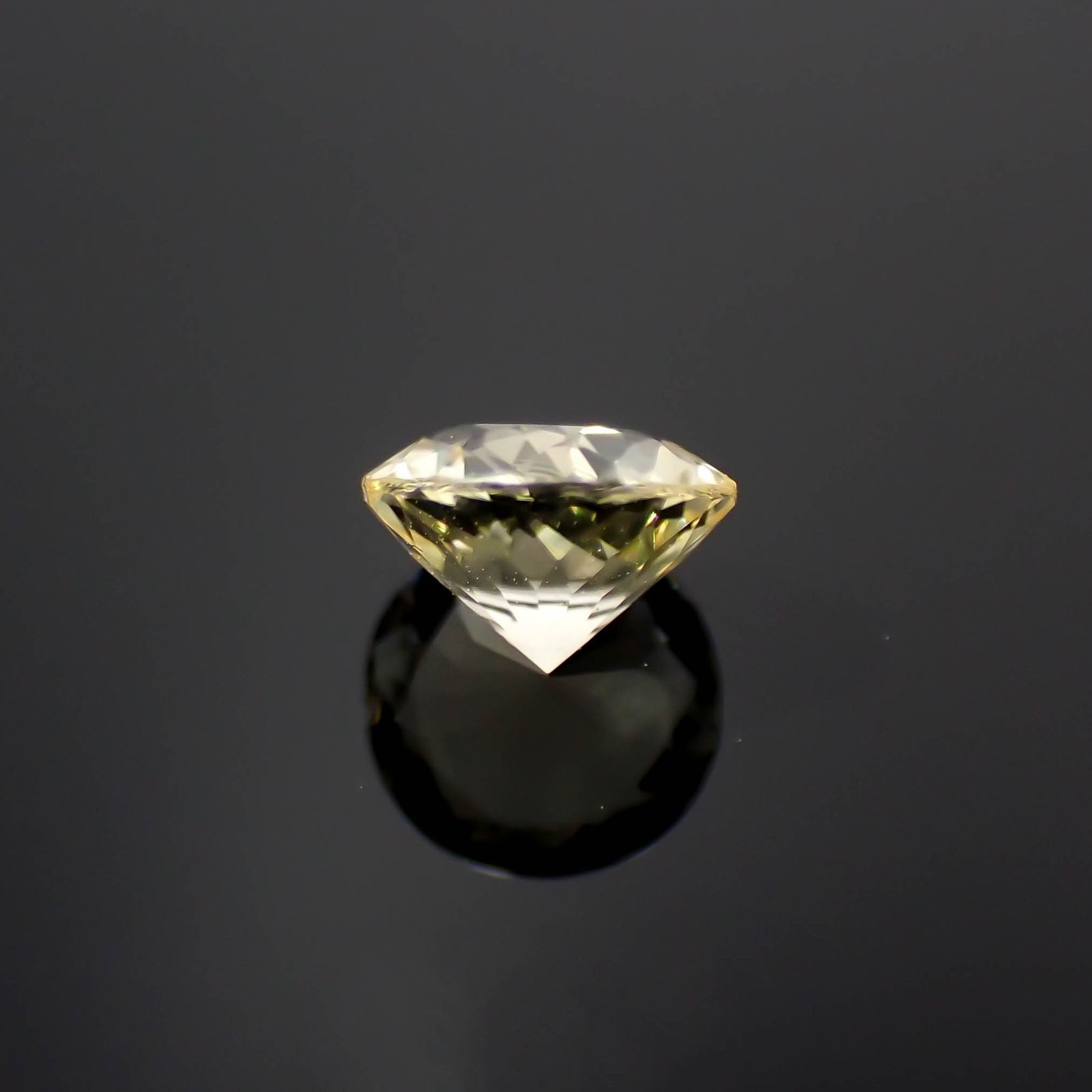 イエロースキャポライト(宝石名イエロー・スキャポライト)タンザニア産 識別済 0.43ct / 5x5mm前後 [221219401]