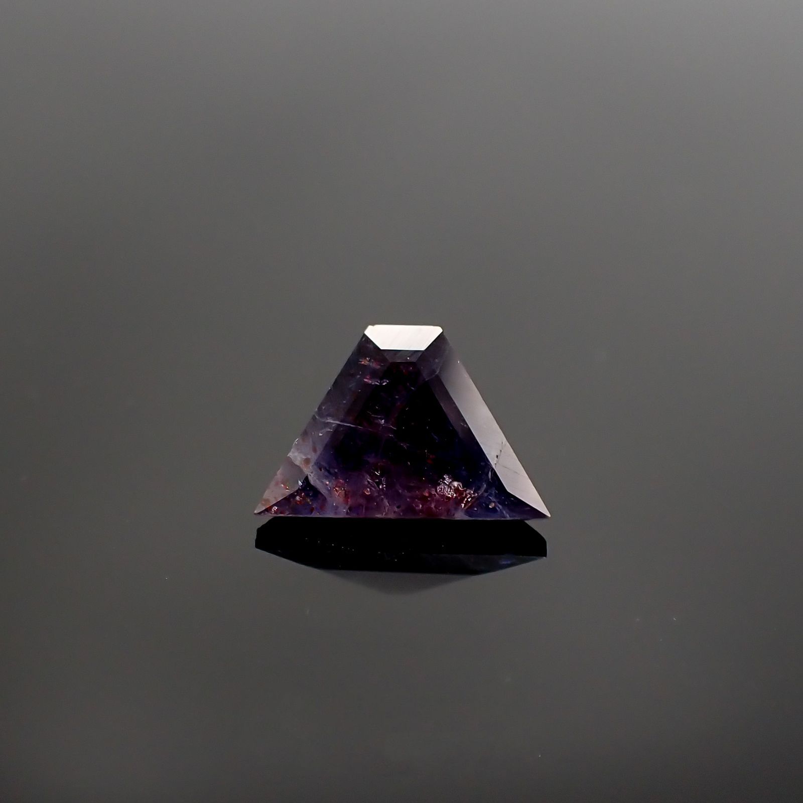 ◇カスタムカット◇アイオライトサンストーン(宝石名アベンチュリン・アイオライト) インド/ブラジル産 1.228ct ソ付(彩珠)[210711617]6.7×9.9mm前後