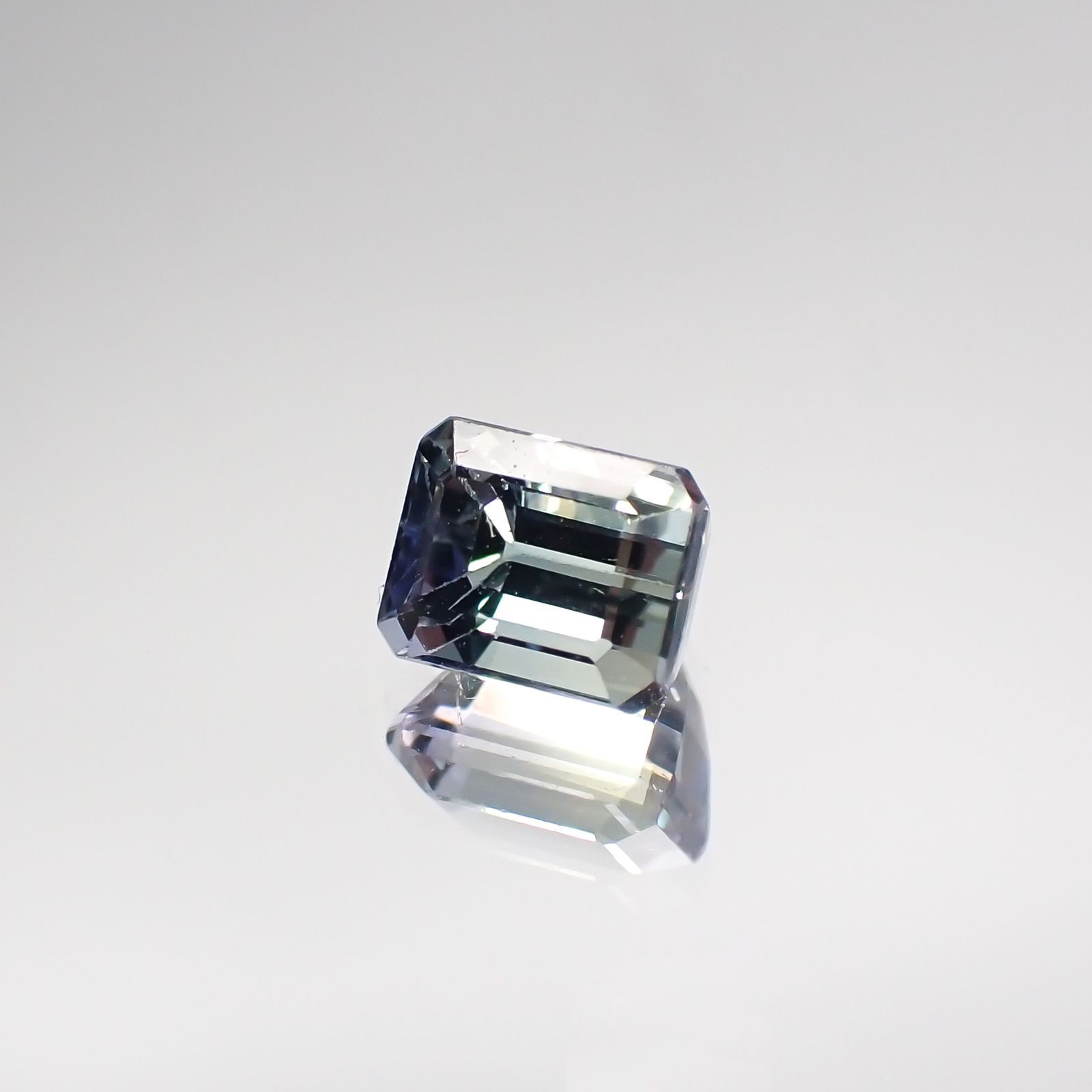 バイカラータンザナイト(宝石名バイカラー・ゾイサイト) タンザニア産 0.618ct ソ付(彩珠)[210711579]4.7×3.7mm前後