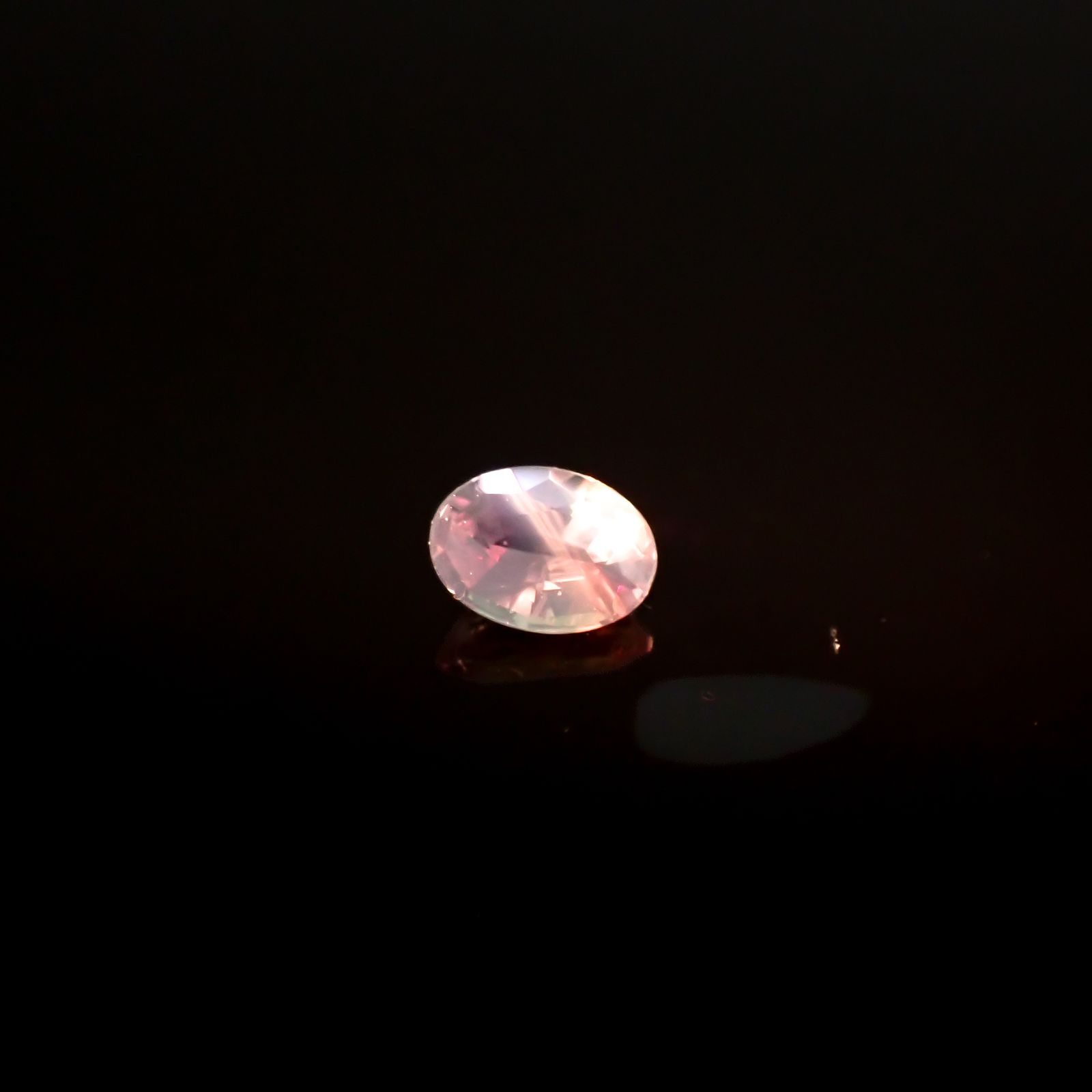 アレキサンドライトキャッツアイ ブラジル・ミナスジェライス州ヘマチタ鉱山産 0.085ct[240527430]3x2.2mm前後