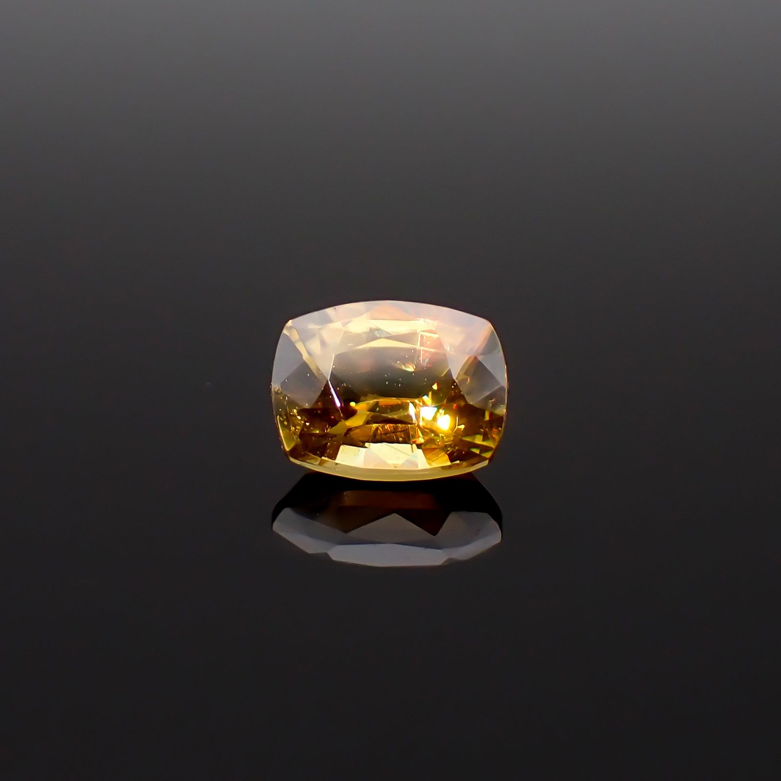 ゴールデンスフェーン マダガスカル産 1.28ct / 7.1x5.7mm前後 [260632353]