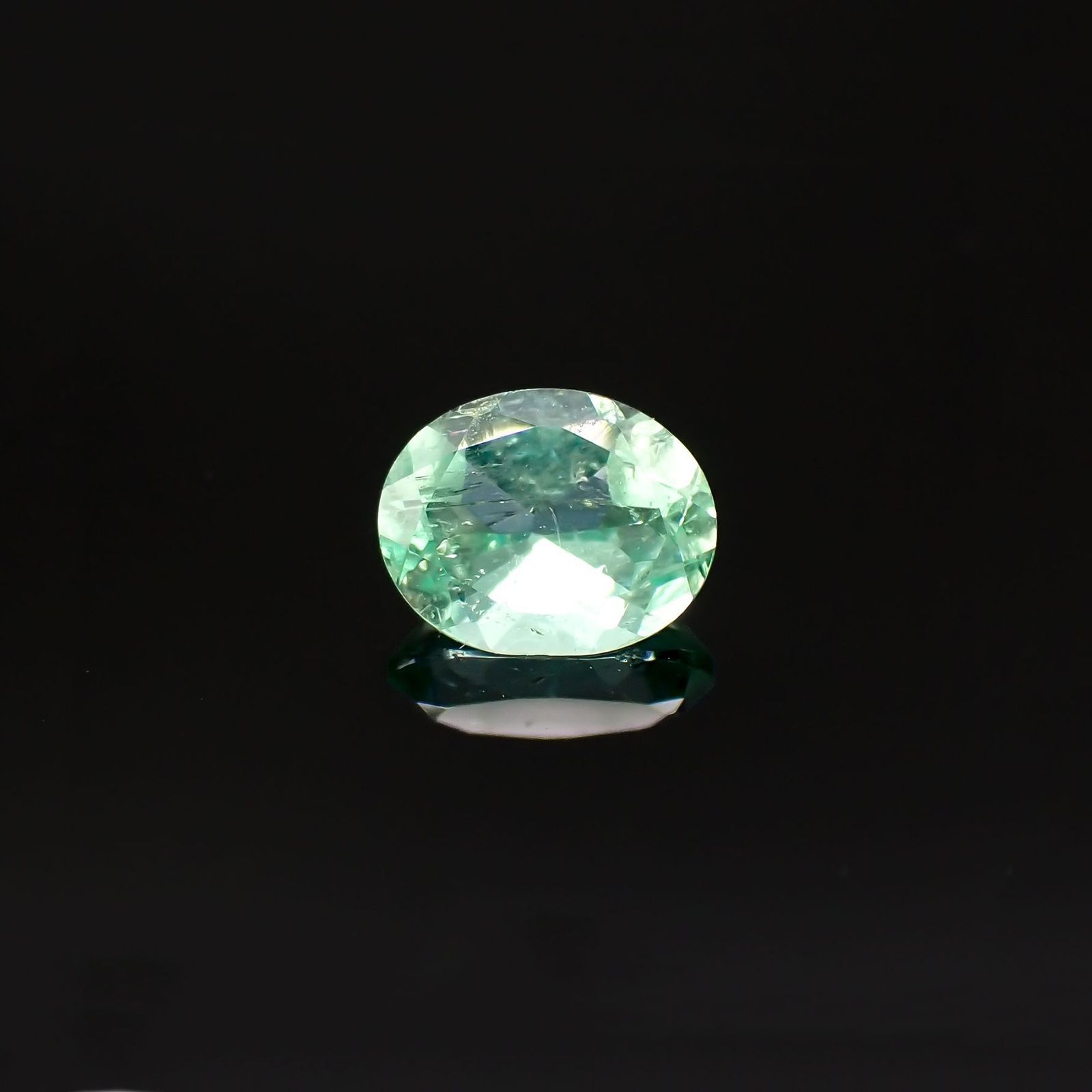 パステルカラーエメラルド コロンビア産 0.30ct / 5.1x3.9mm前後 [220918055]