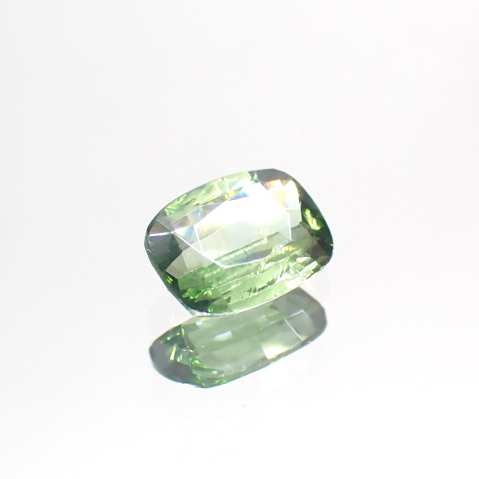 グリーンジルコン(宝石名ジルコン)スリランカ/コロンビア産 0.90ct 識別済[231124281]6.8x5.1mm前後
