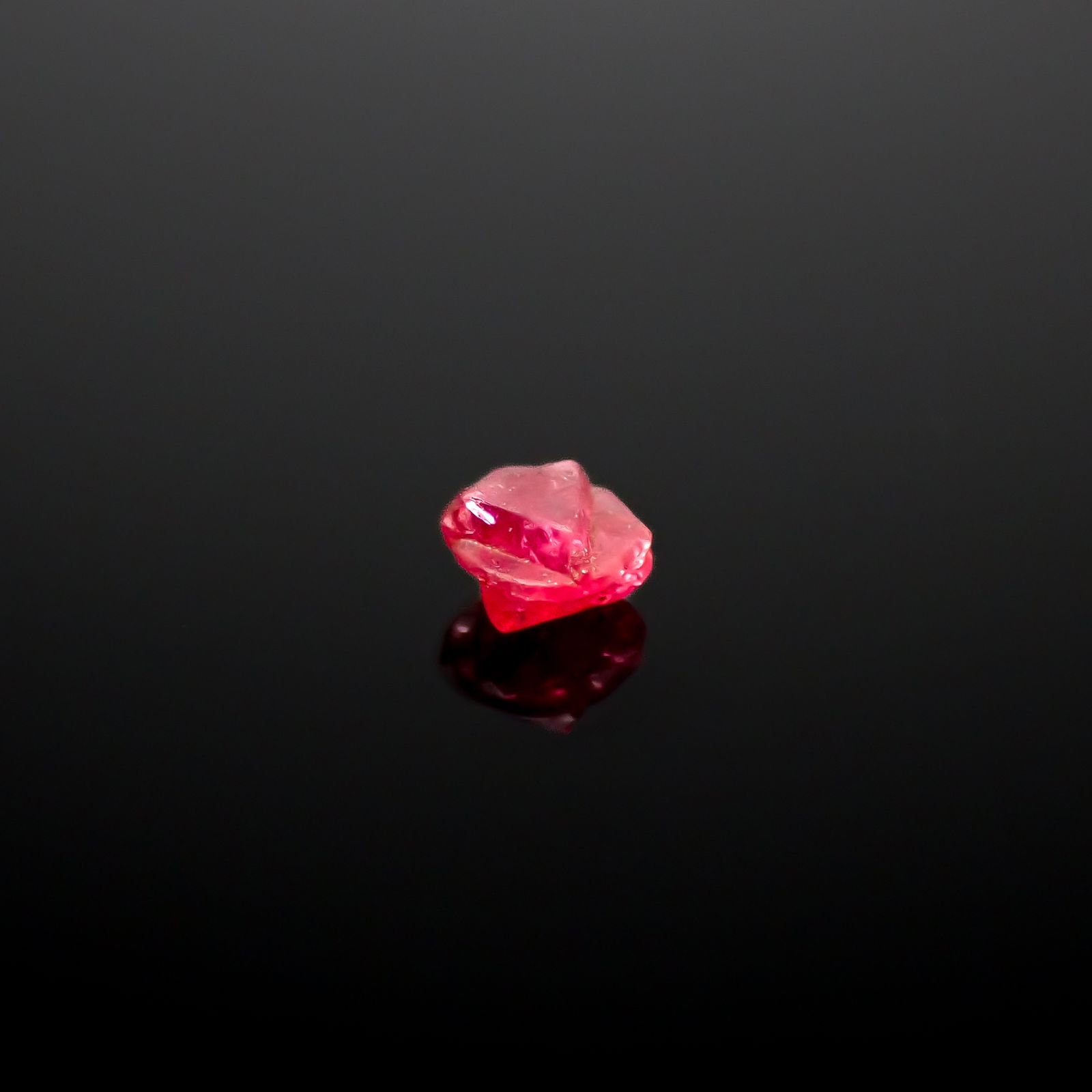 ツインクリスタルスピネル(スピネル式双晶) 原石 ビルマ産 0.12ct[240628432]3.2x2.9mm前後