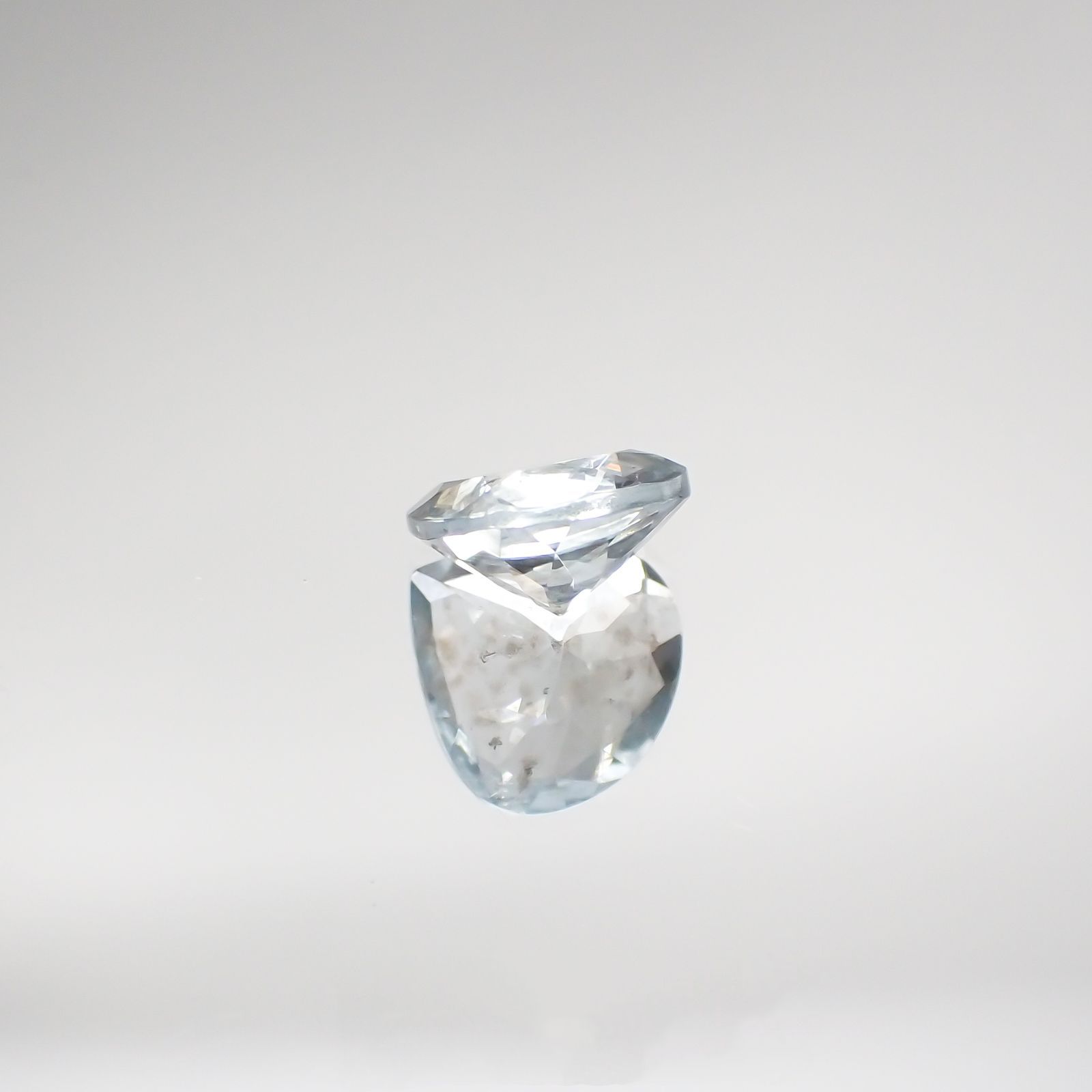 アベンチュリンアクアマリン(宝石名アクアマリン) ナイジェリア産 1.76ct 識別済[210712985]8.9×9mm前後