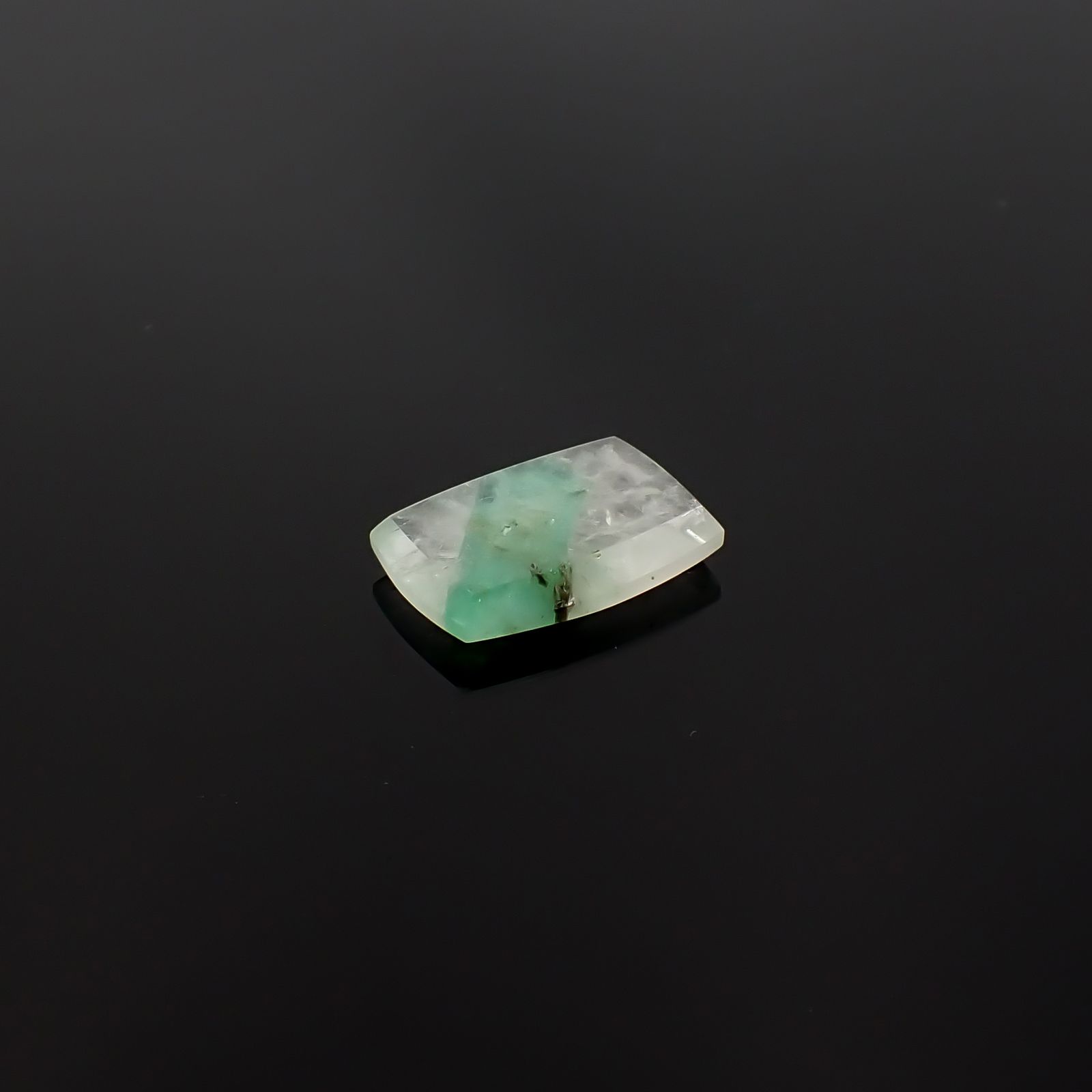 エメラルドインクォーツ ブラジル産 5.30ct / 15.5x10.6mm前後 [260432034]