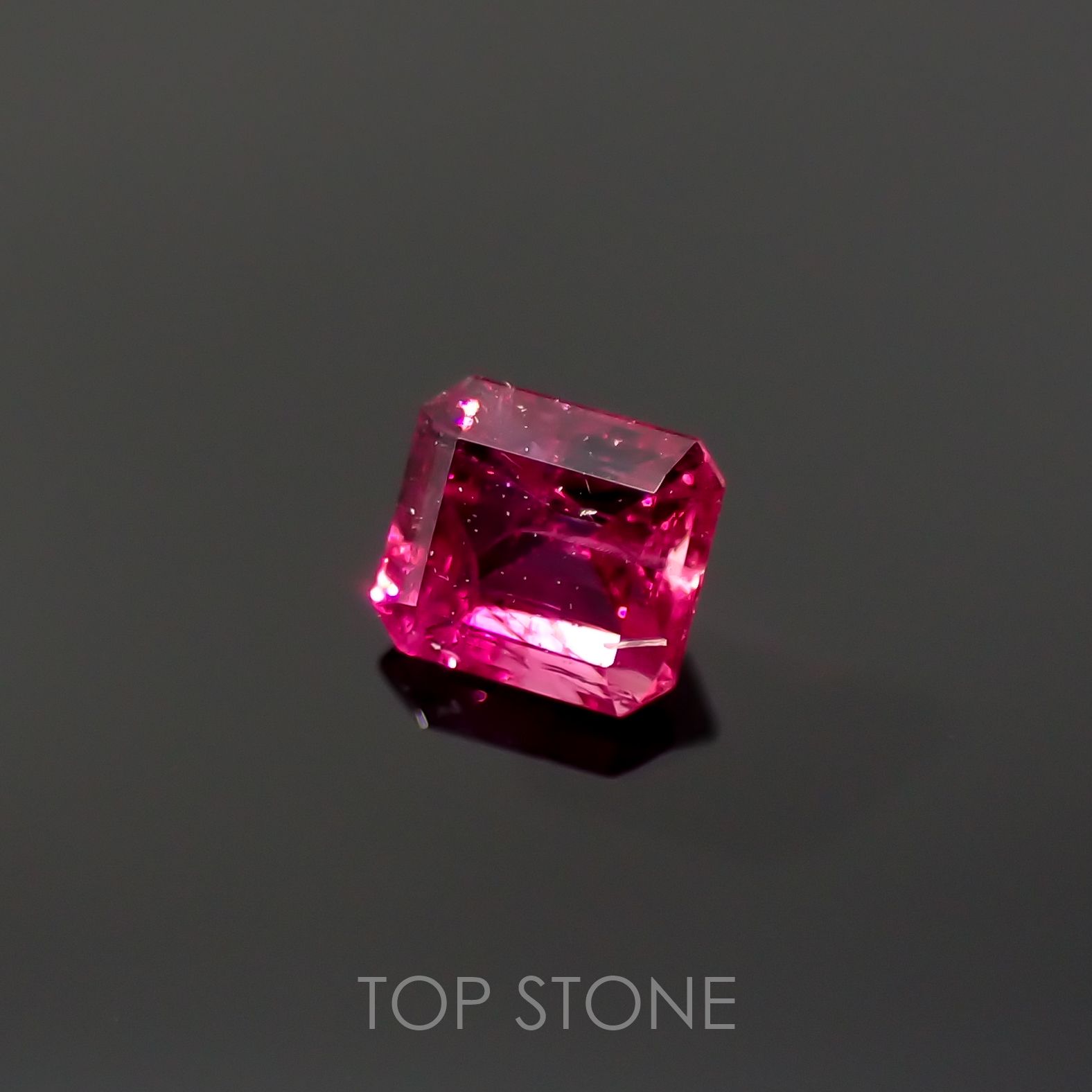 レッドベリル(宝石名レッド・ベリル) アメリカ・ユタ州産 0.123ct ソ付(彩珠)[210712047]3.1×2.8mm前後
