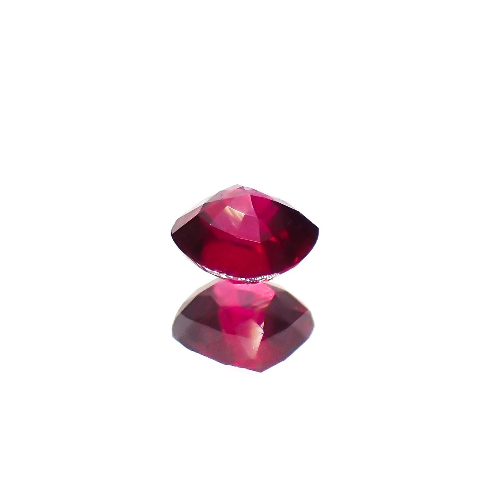 ルビー 非加熱 マダガスカル産 0.26ct / 3.5x3.4mm前後 [230622339]