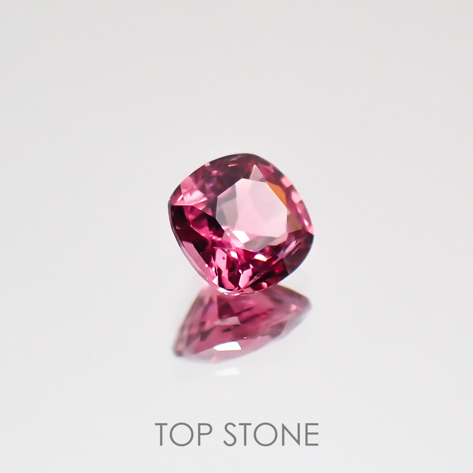 ホットピンクスピネル タンザニア産 ルース 0.2ct[210510854]3.5×3.4mm前後