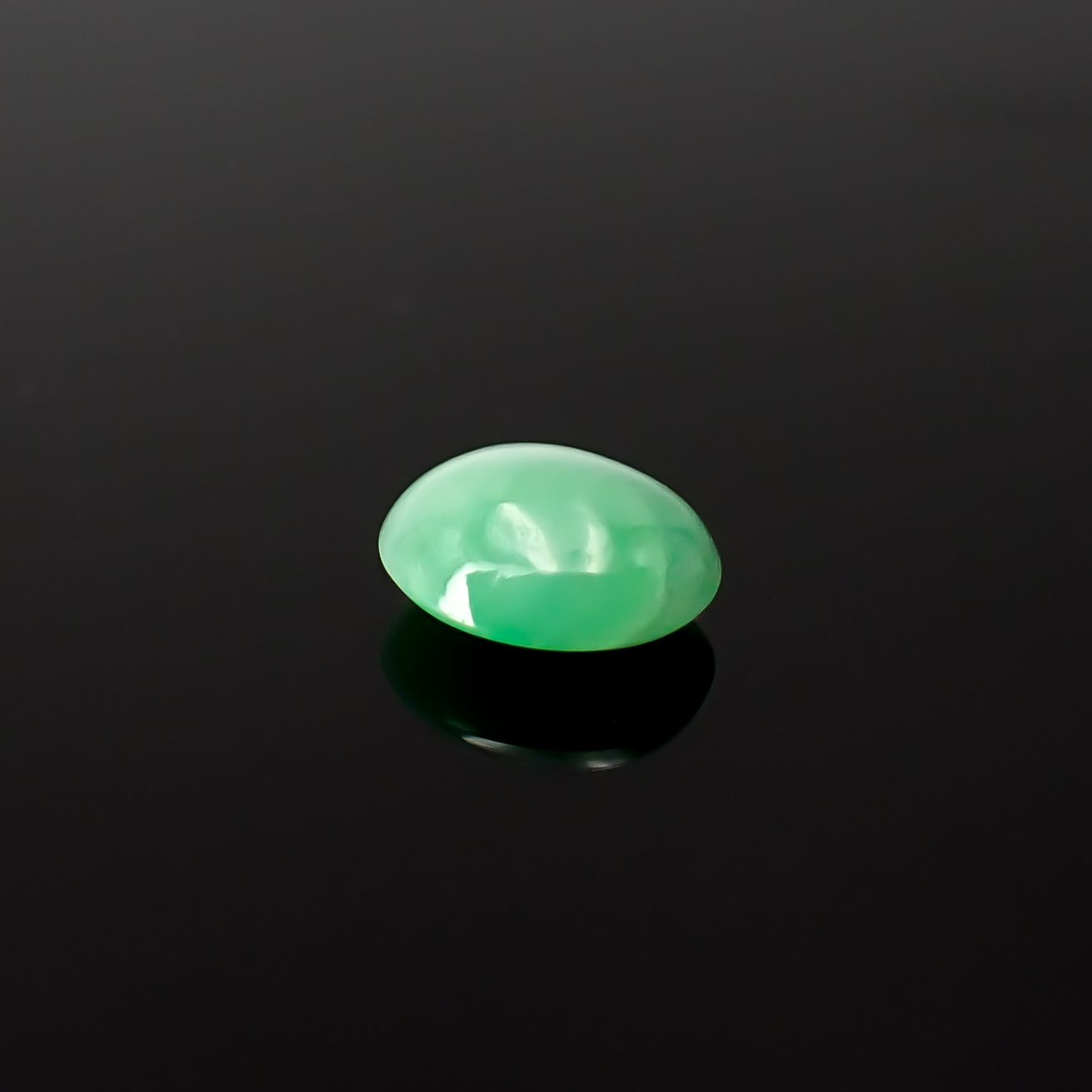 翡翠 ビルマ産 0.68ct / 5.9x5.2mm前後 [260532116]