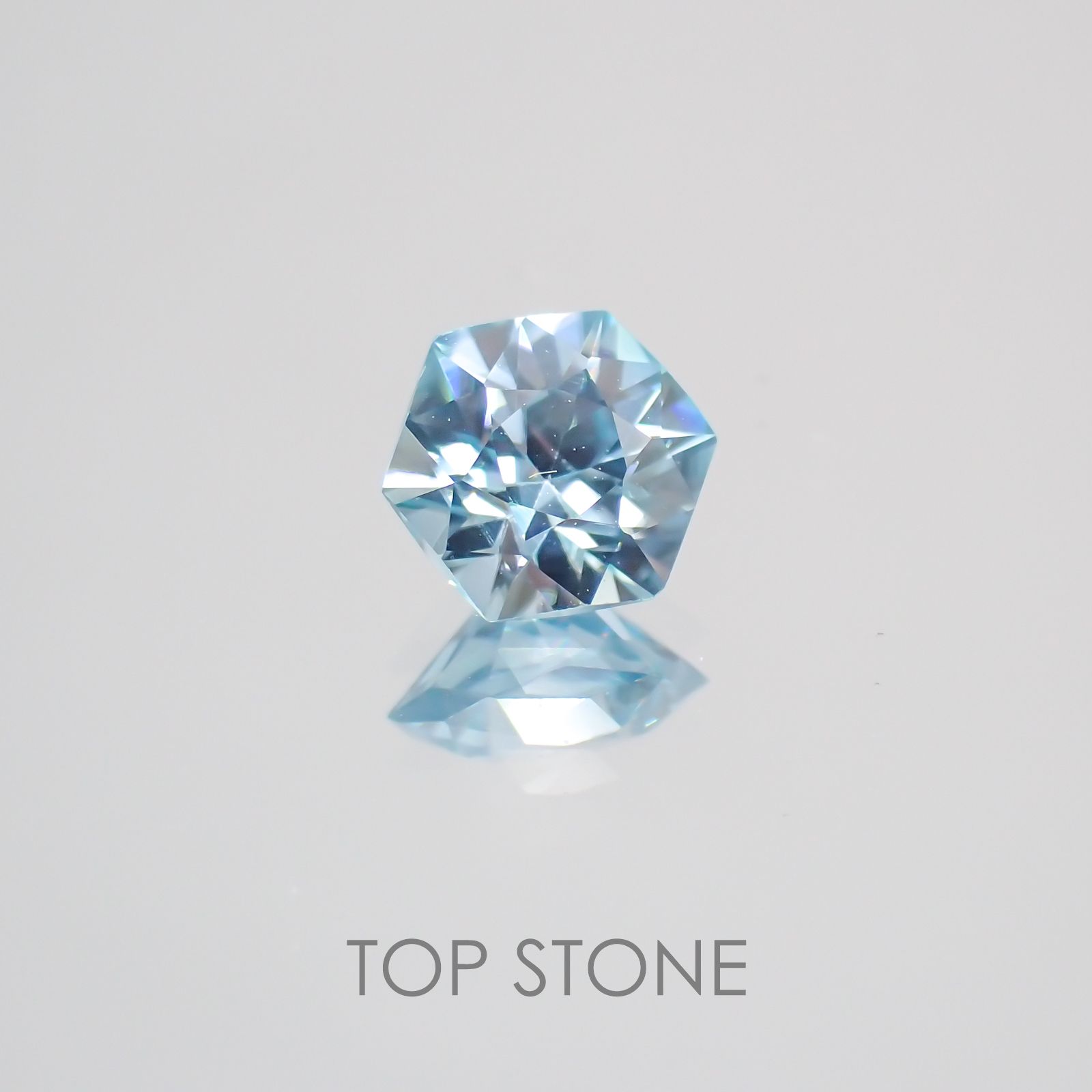 ◇ヘキサゴンカット◇ブルージルコン カンボジア産 ルース 0.77ct[210410479]4.9×4.9mm前後