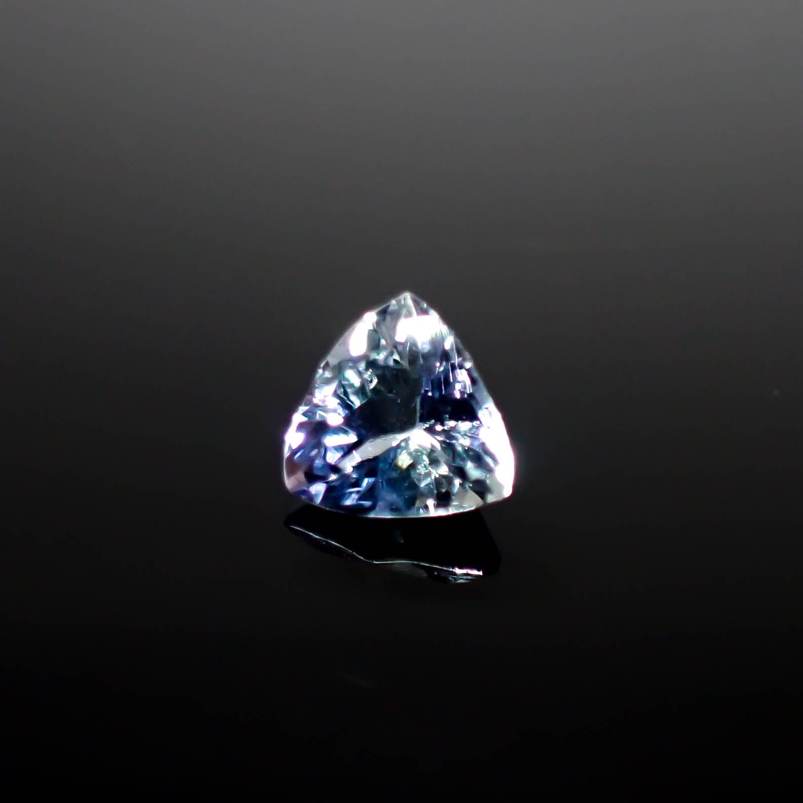 バイカラータンザナイト(宝石名ゾイサイト)タンザニア産 0.47ct 識別済[240828605]4.9x5.1mm前後