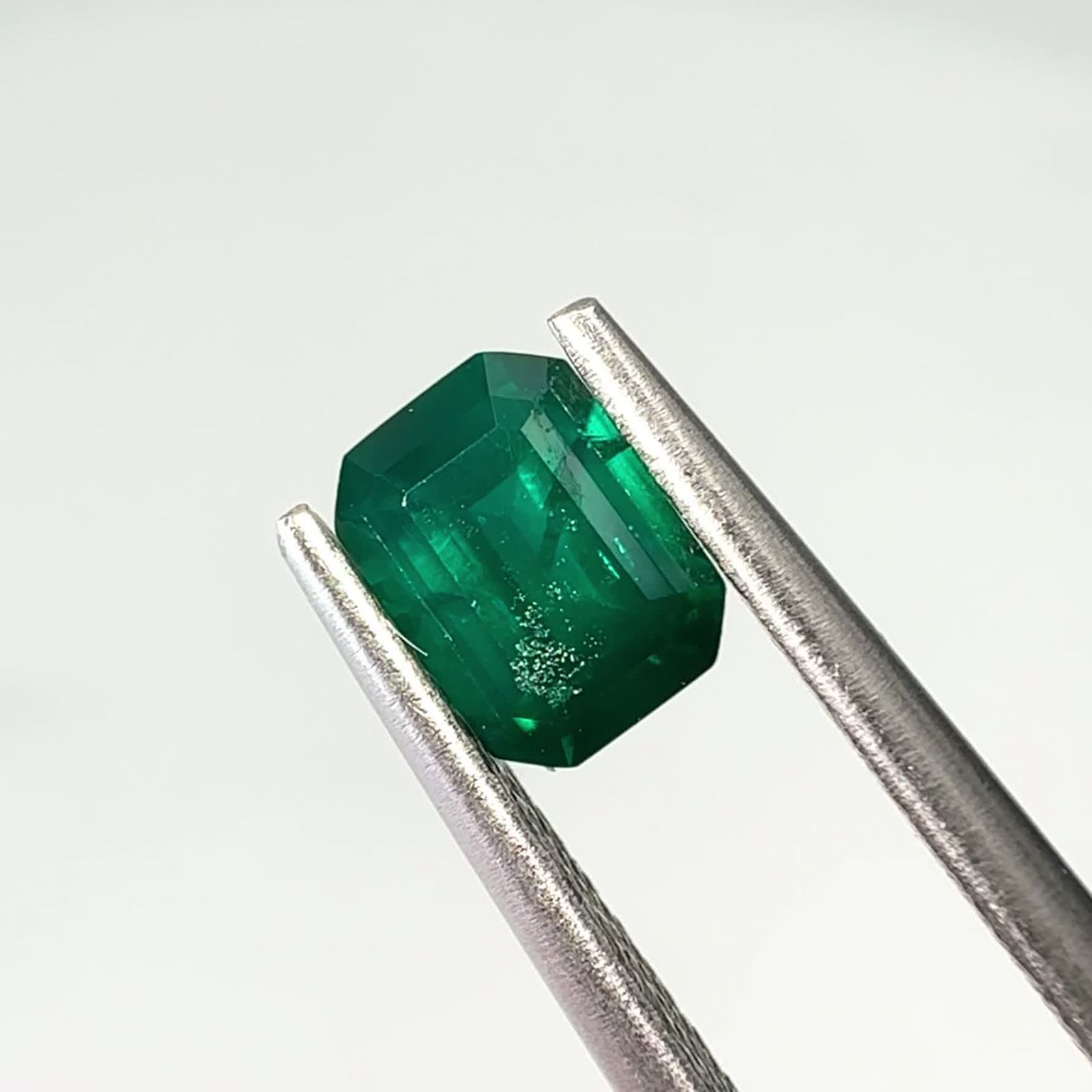 ダイオプテーズ | かつてエメラルドと信じられた希少宝石を解説 | TOP