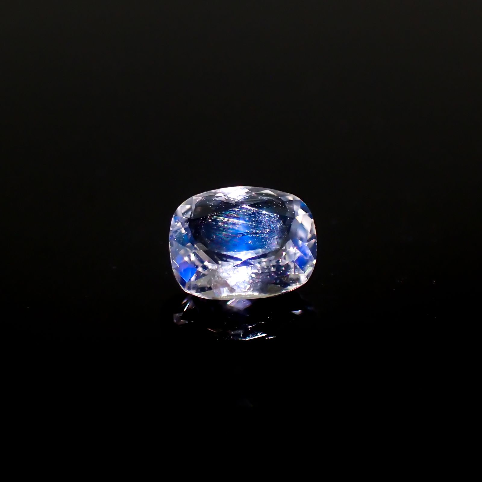 レインボームーンストーン ザンビア産 0.60ct[231224798]6.1x5mm前後