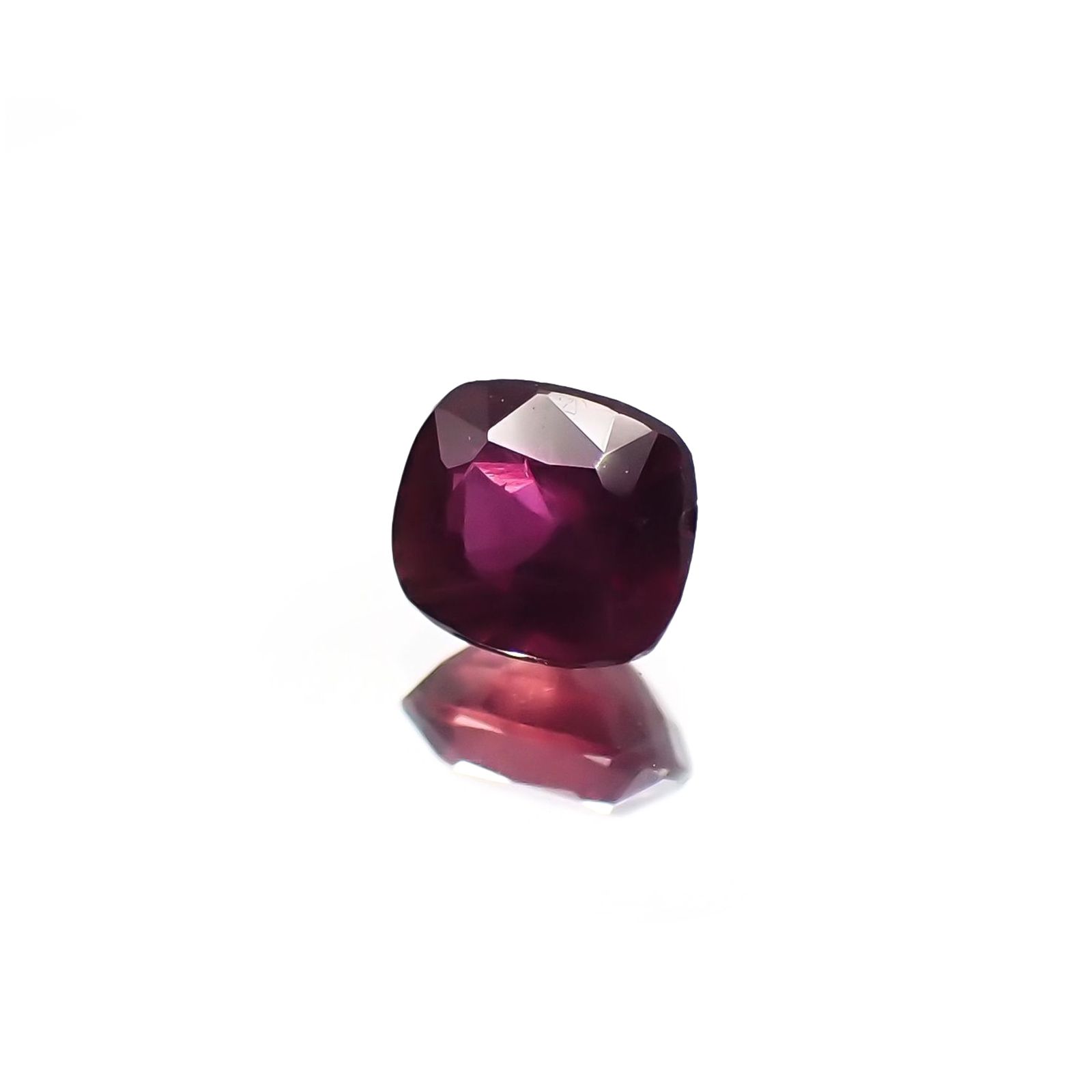 ルビー 非加熱(宝石名ルビー) マダガスカル産 識別済 0.31ct / 3.9x3.5mm前後 [210711712]