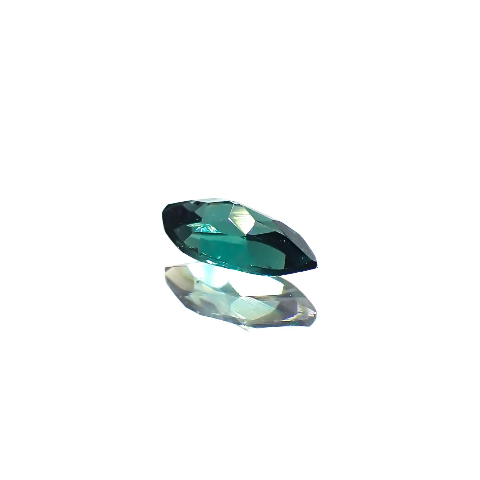 ベキリーブルーガーネット（カラーチェンジガーネット アレキタイプ） マダガスカル・ベキリー産 0.17ct[240628282]5x2.5mm前後