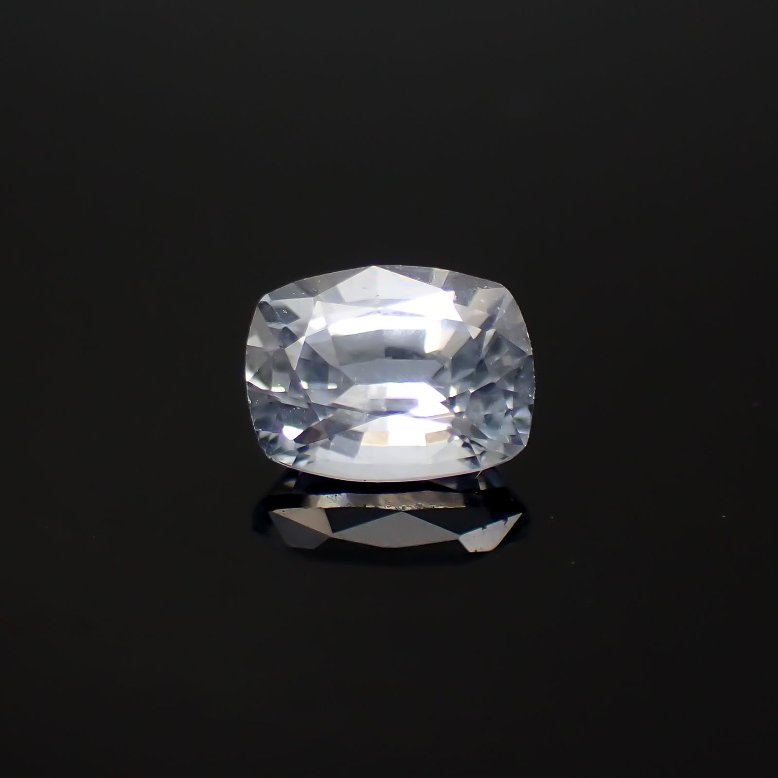 アイスブルーサファイア(宝石名サファイア)スリランカ/マダガスカル産 0.68ct 識別済[220817456]5.7x4.3mm前後