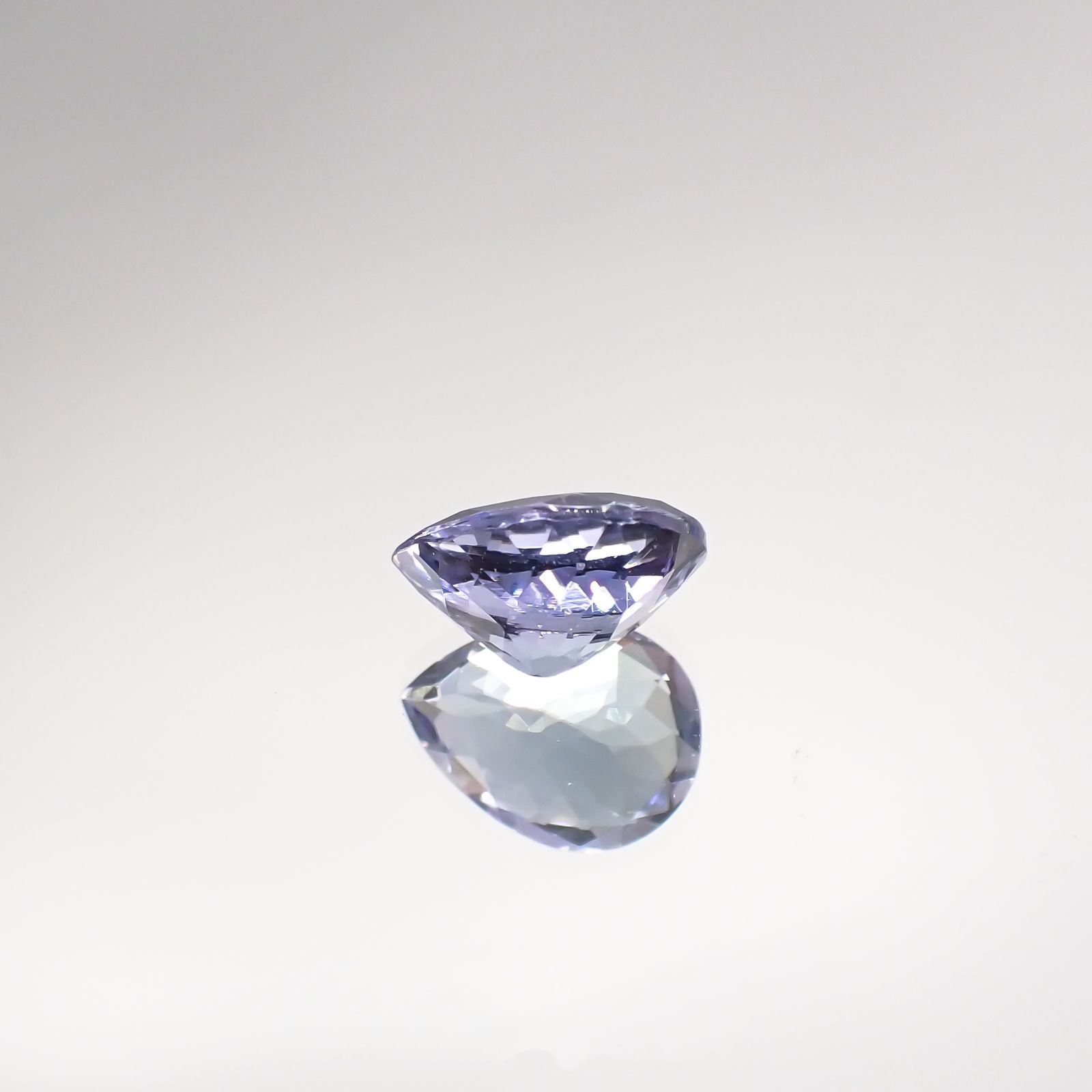 バイカラータンザナイト(宝石名タンザナイト) タンザニア産 1.227ct ソ付(彩珠)[210711820]7.9×5.9mm前後
