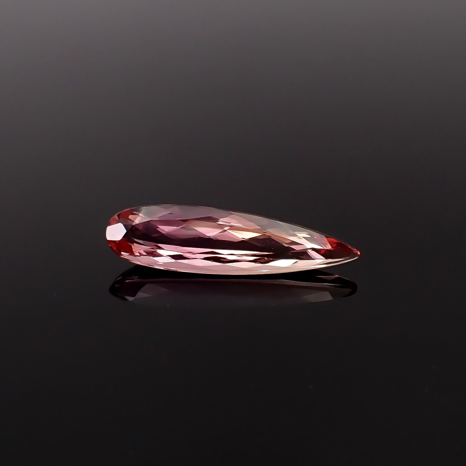 インペリアルトパーズ ブラジル産 3.38ct / 21x5.5mm前後 [260131602]