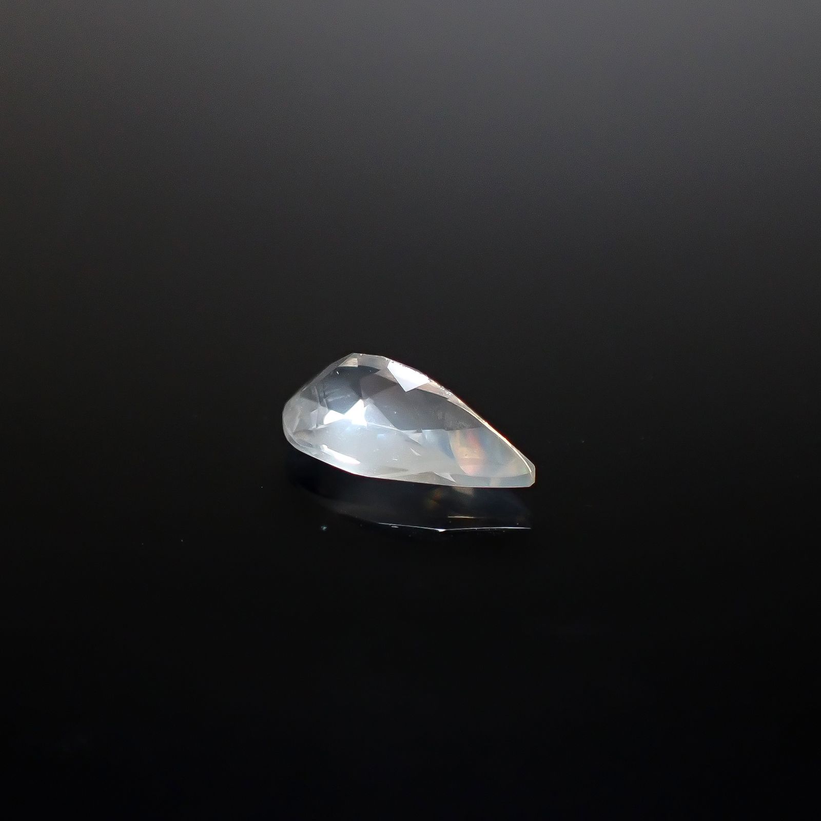 リューサイト 遊色効果あり イタリア産 0.83ct [250730645]9.4x5.1mm前後