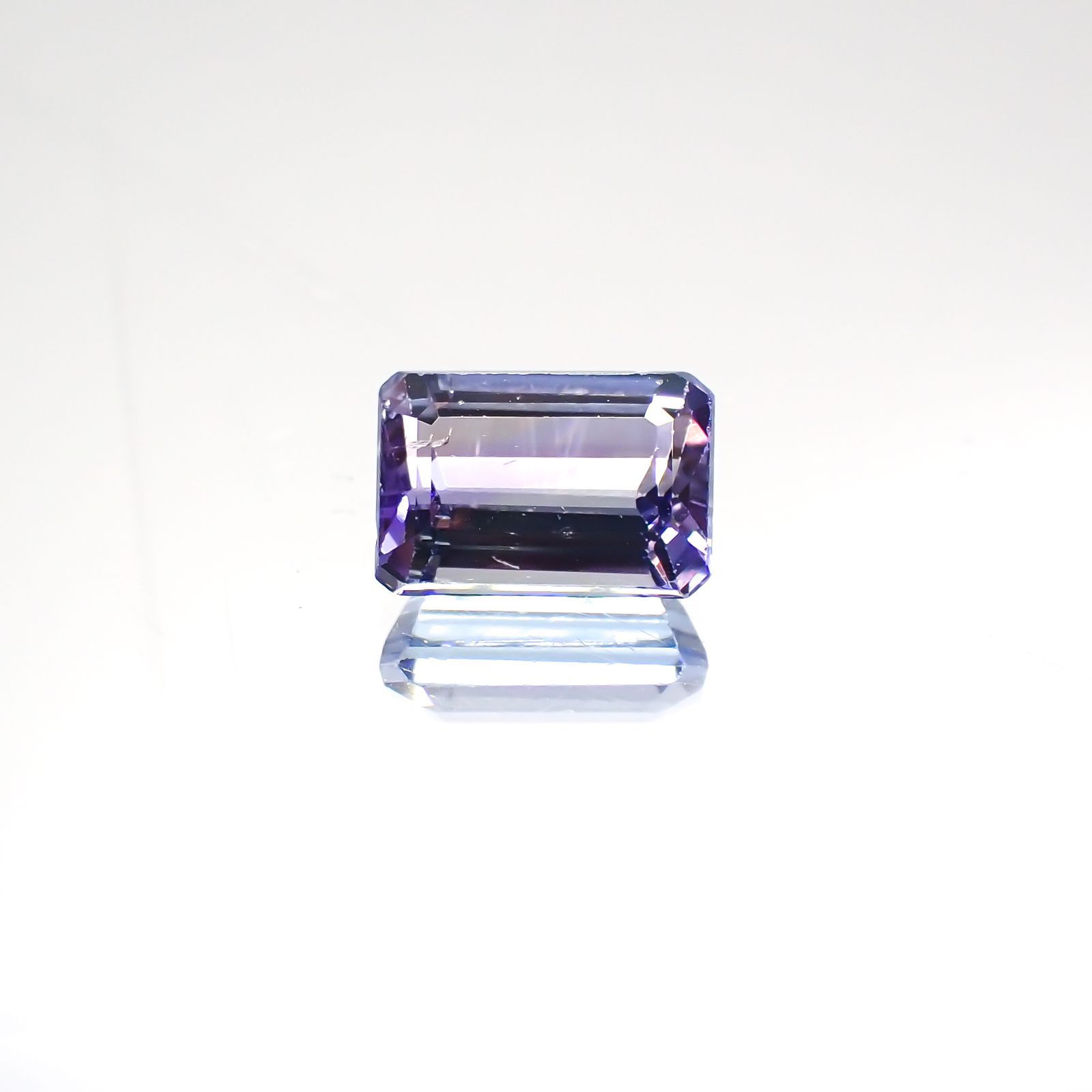 バイカラータンザナイト(宝石名タンザナイト)タンザニア産 0.69ct 識別済[220113856]5.7x3.9mm前後