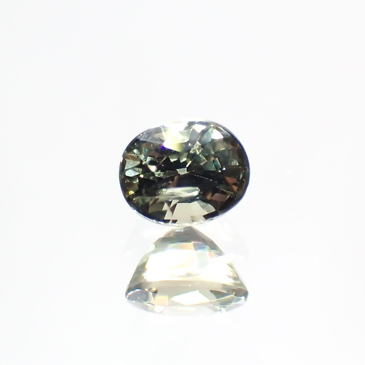 アレキサンドライト(宝石名アレキサンドライト) マダガスカル産 0.293ct ソ付(彩珠)[20117005]3.9×3.1mm前後