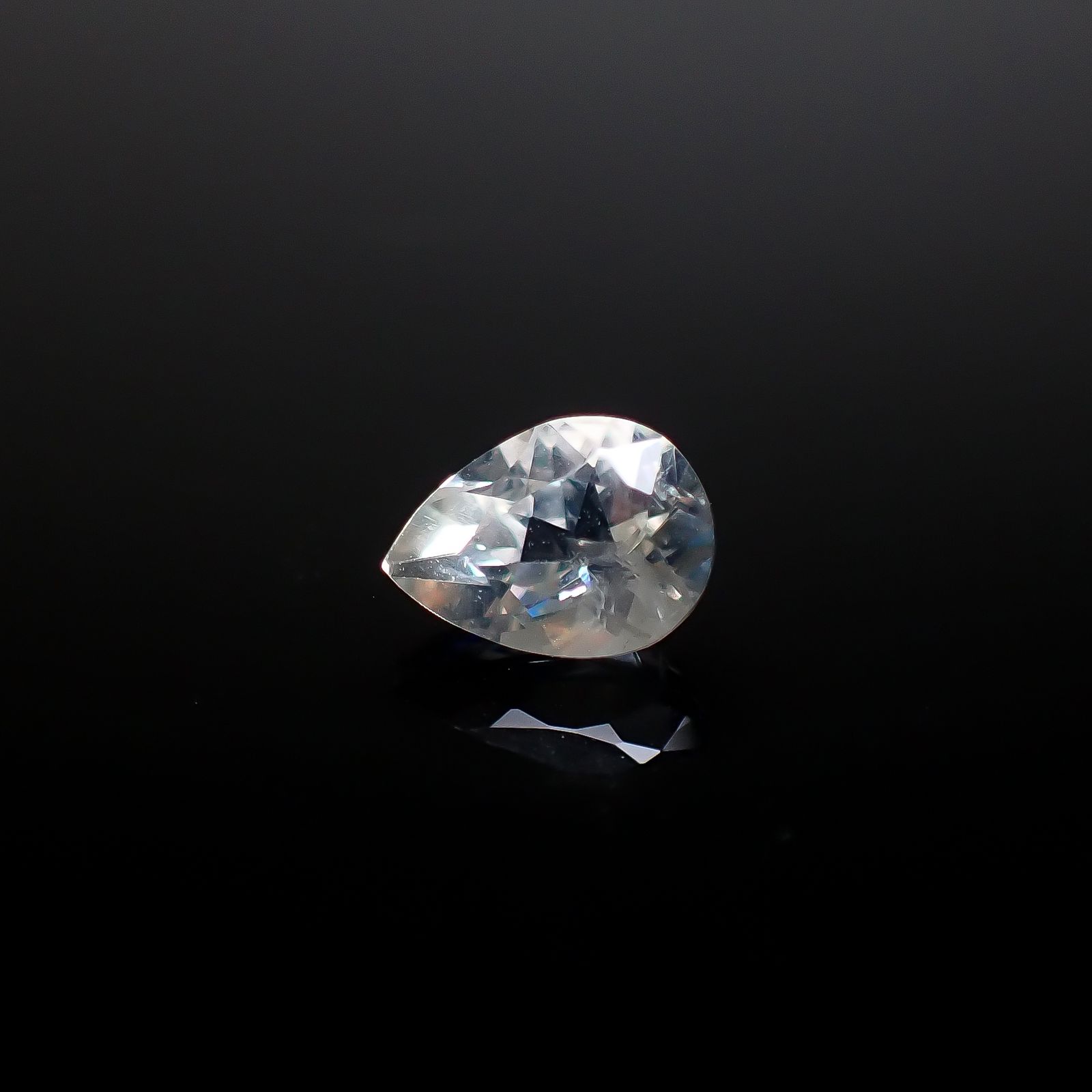 リューサイト 遊色効果あり イタリア産 0.63ct [250730646]6.9x5mm前後