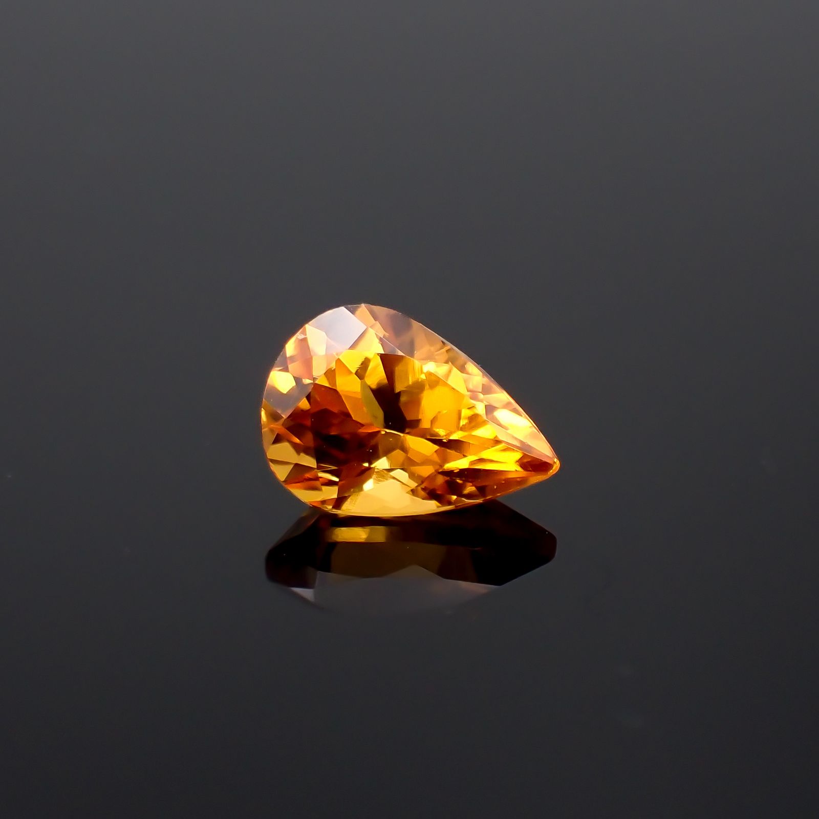 スペサルティンガーネット マンダリンオレンジカラー(宝石名ガーネット)ナイジェリア産 0.93ct 識別済[230923393]7.1x5mm前後