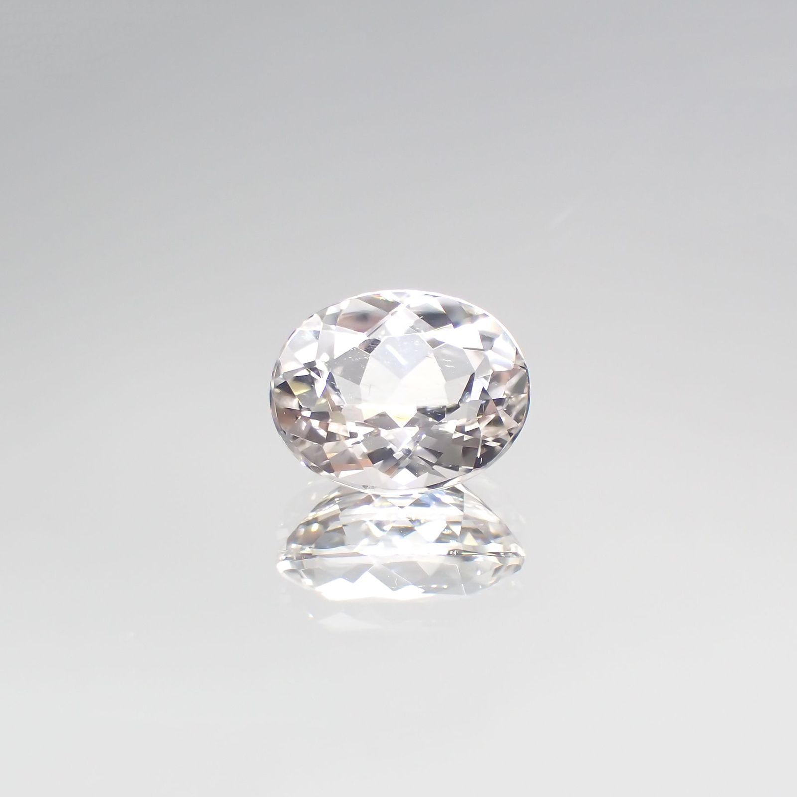 カラーレススポジュミン(宝石名ホワイト・スポジュミン) ブラジル産 2.90ct 識別済[210812623]9.8×7.9mm前後