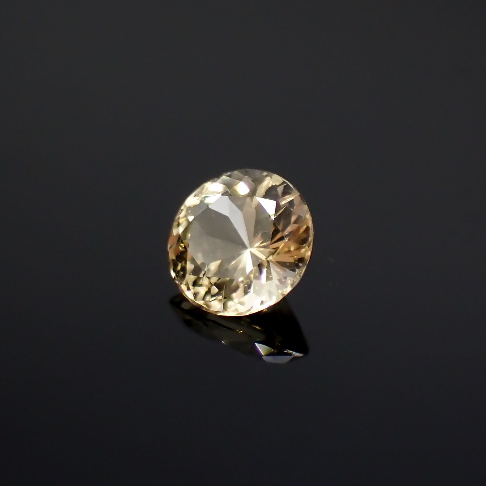 イエローダンビュライト(宝石名イエロー・ダンブライト)タンザニア産 0.24ct 識別済[220918013]4.1x4.1mm前後