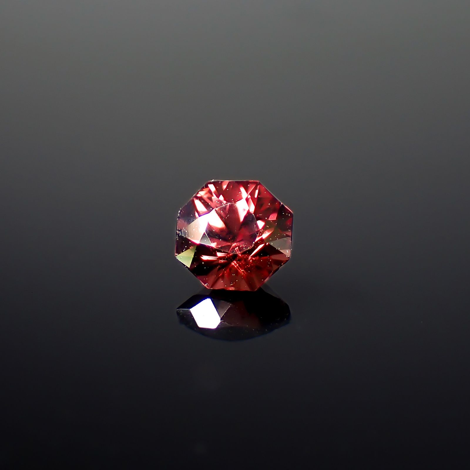 ◇オクタゴンカット◇レッドジルコン(宝石名ジルコン)スリランカ/カンボジア産 識別済 0.71ct / 4.9x4.8mm前後 [260732551]