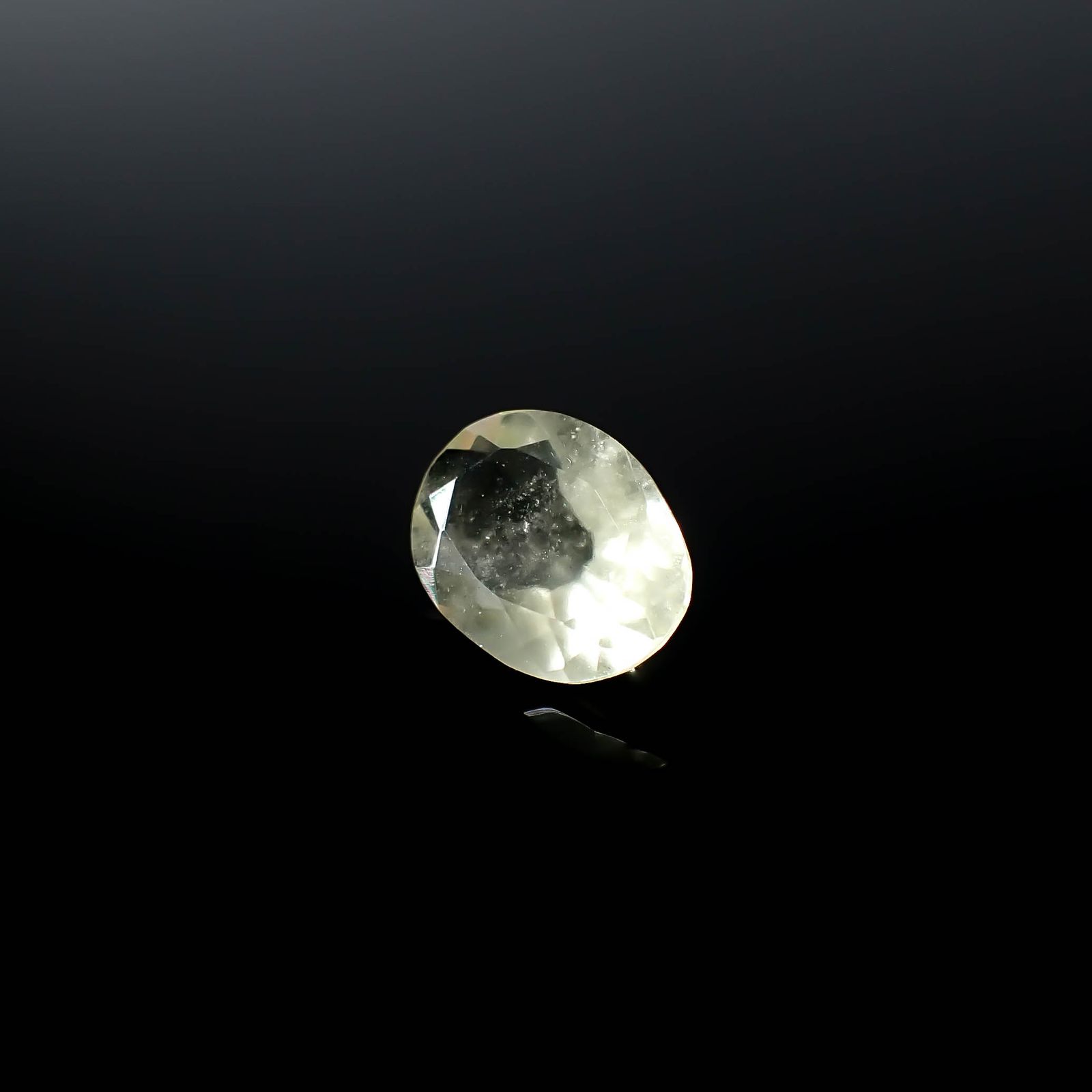 リビアングラス 発見地：エジプト・リビア砂漠産 2.84ct / 12x8.9mm前後 [251131303]