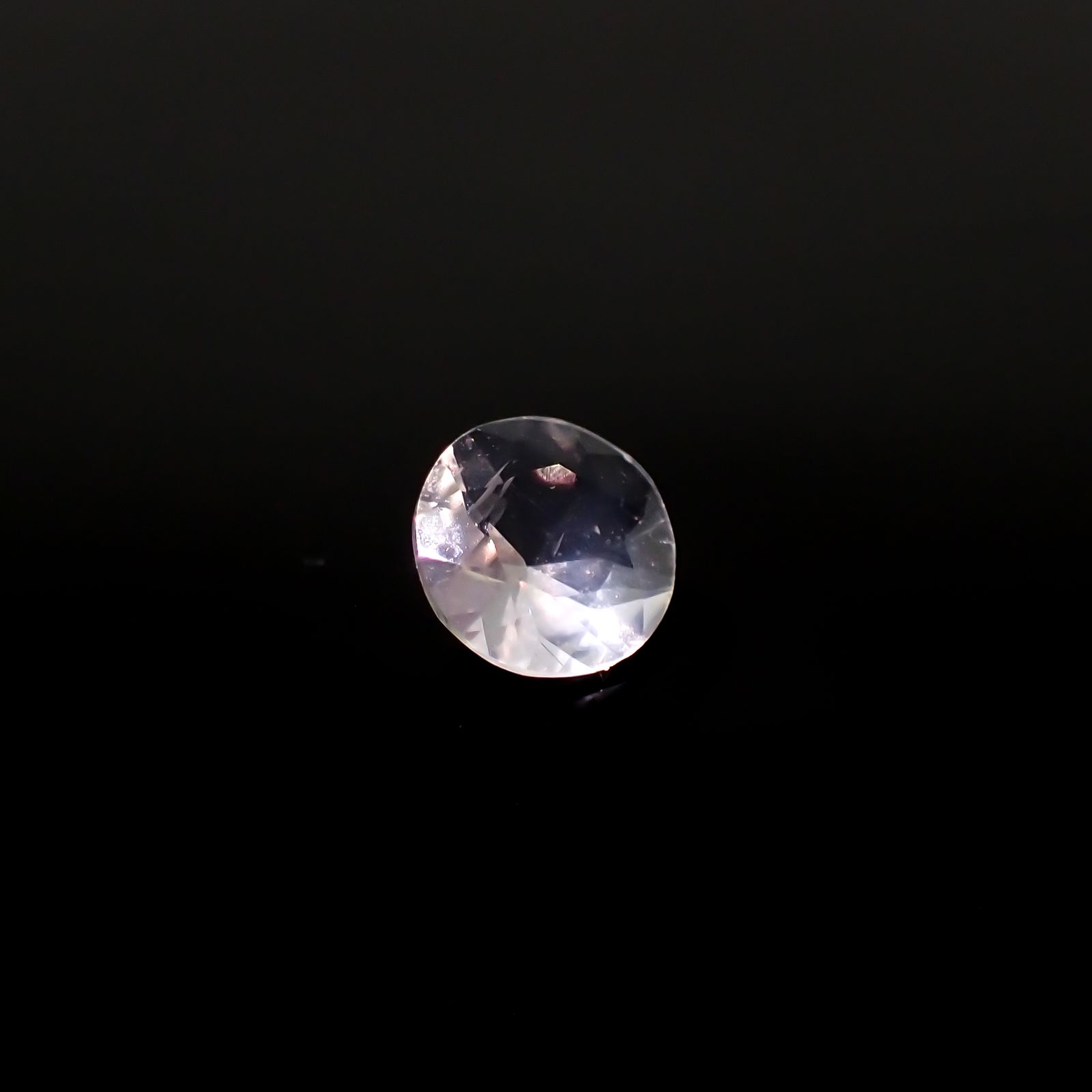 リューサイト 遊色効果あり(宝石名リューサイト)イタリア産 0.42ct 識別済[240527516]5.5x5.5mm前後