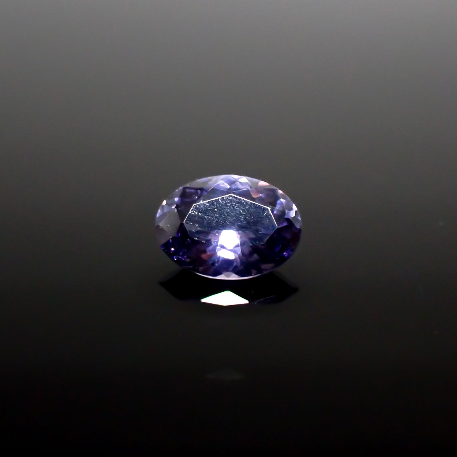 バイオレットスピネル(宝石名スピネル)ビルマ/マダガスカル産 0.41ct 識別済[241029269]5.5x4mm前後