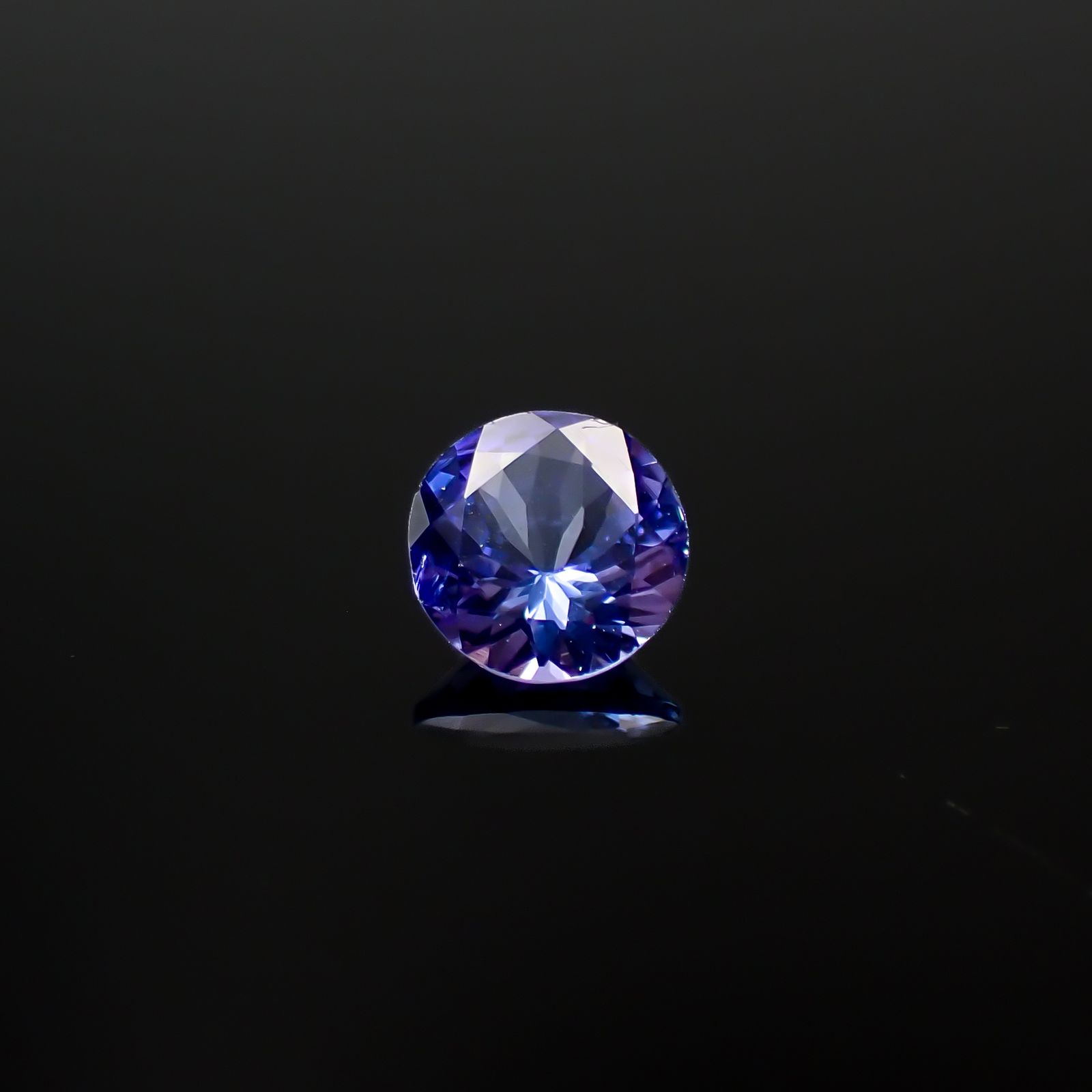タンザナイト(宝石名タンザナイト)タンザニア産 0.68ct 識別済[240628331]5.9x5.9mm前後