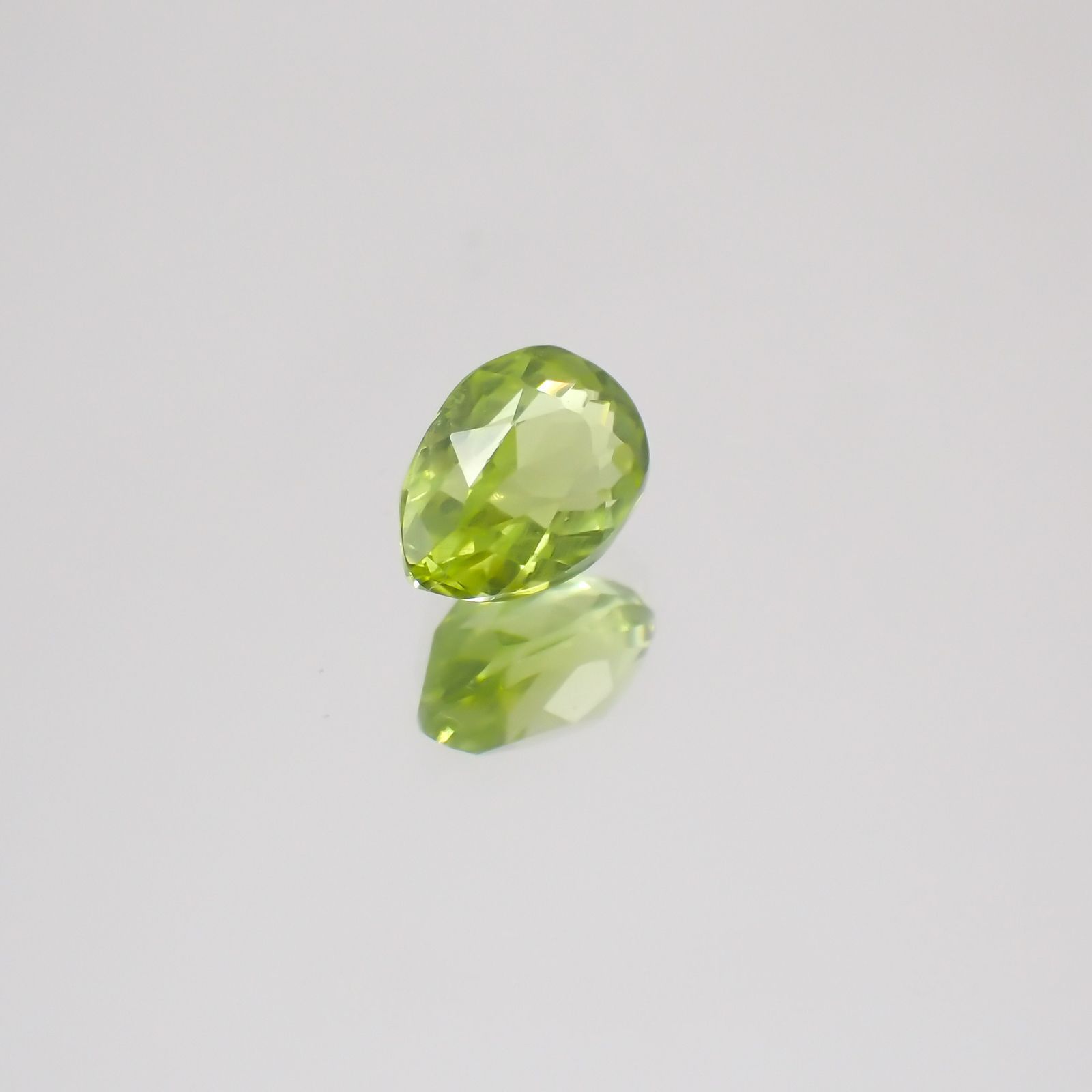 グリーンエンスタタイト(宝石名グリーン・エンスタタイト)カメルーン産 0.53ct 識別済[231224391]5.6x4.1mm前後