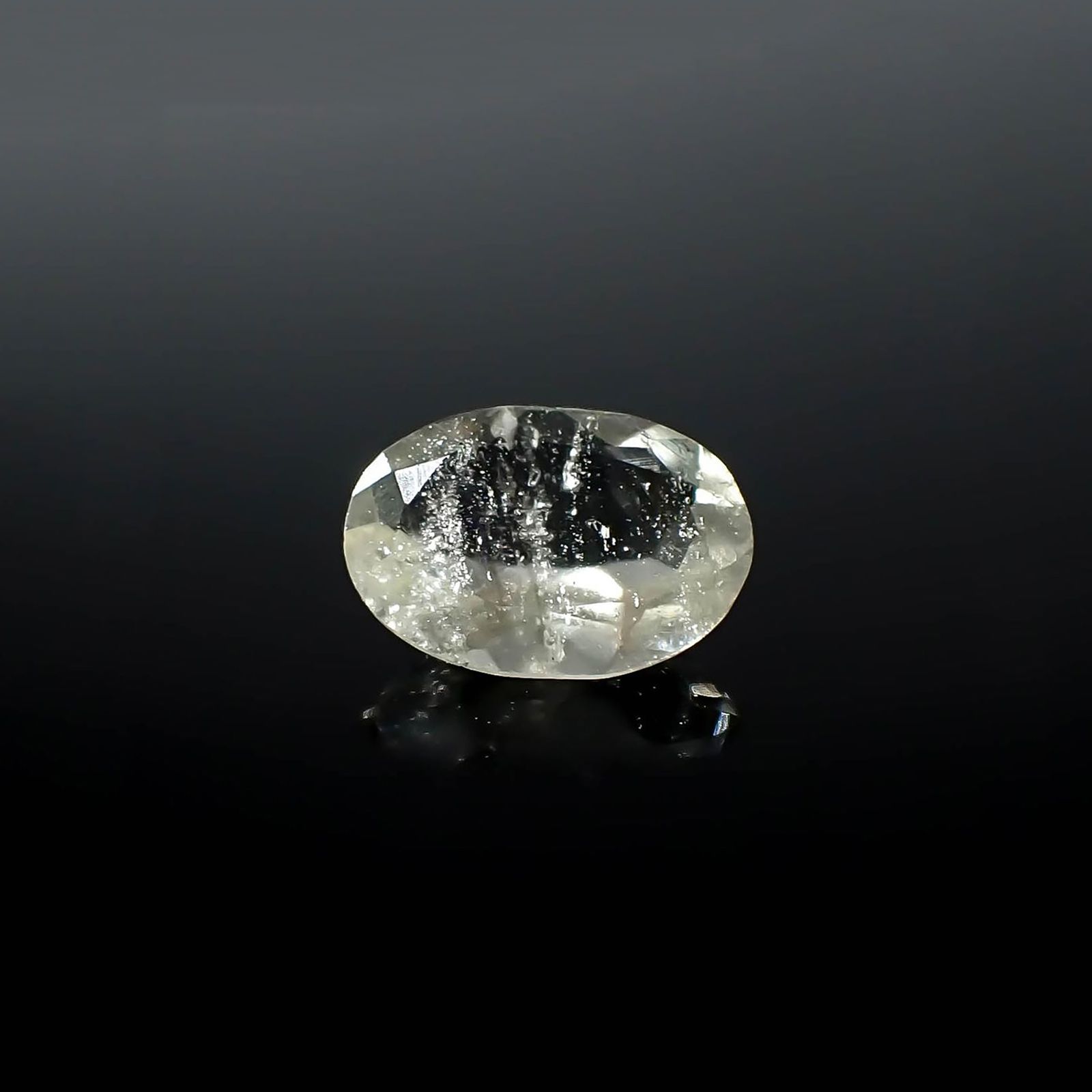 リビアングラス 発見地：エジプト・リビア砂漠 1.64ct / 10.5x7.2mm前後 [251131309]