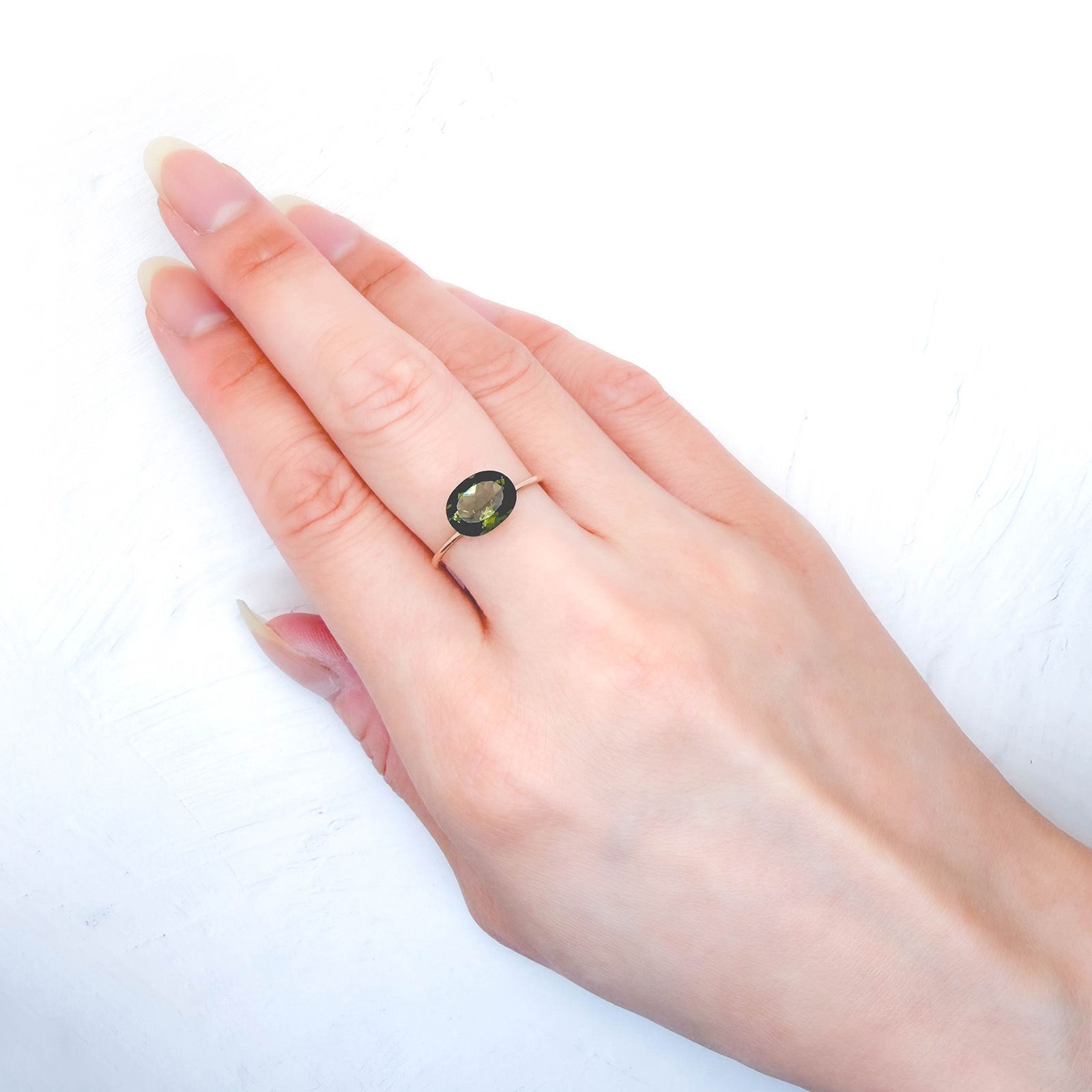 モルダバイト 発見地：旧チェコスロバキア 1.65ct / 9x7mm前後 [260832687]