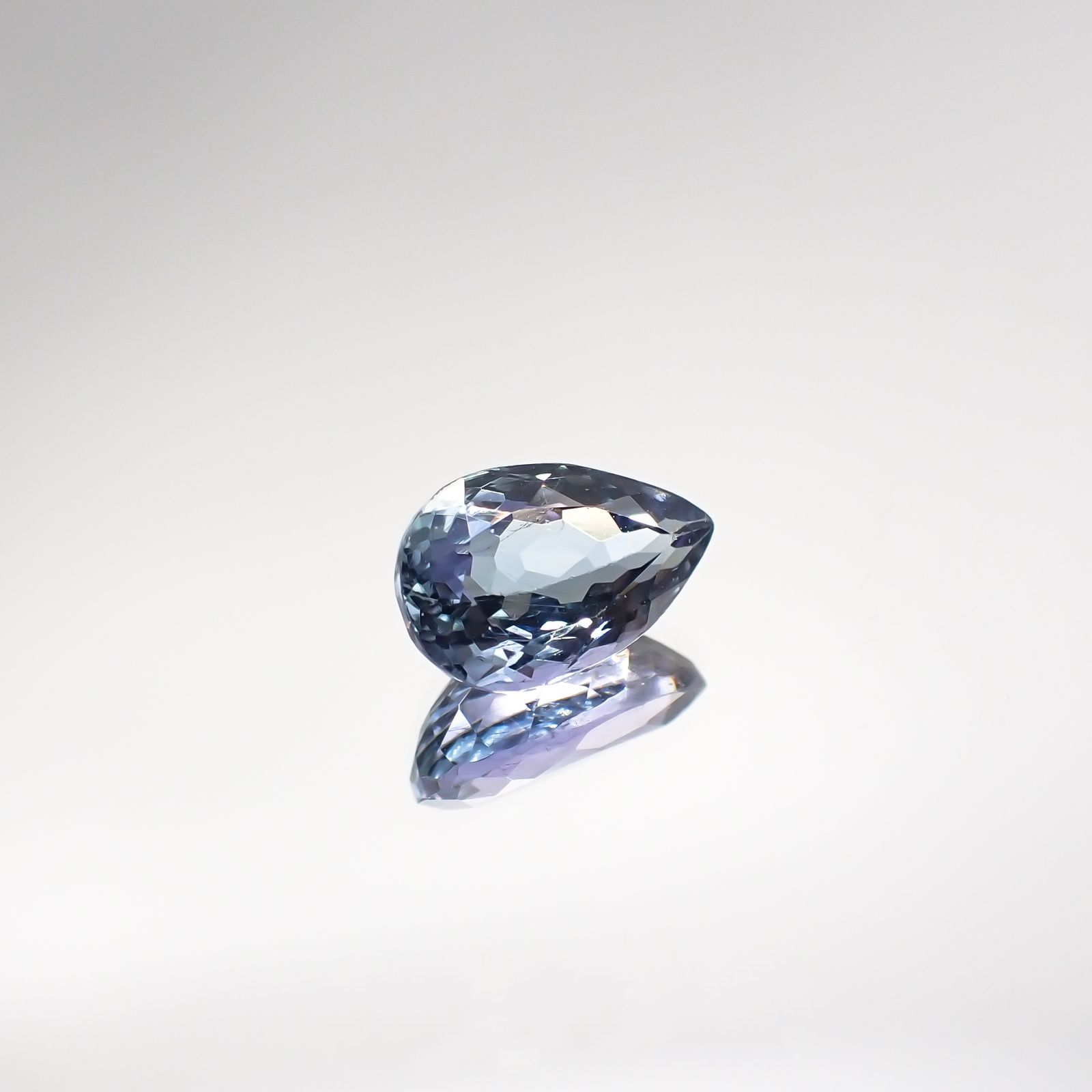 バイカラータンザナイト(宝石名タンザナイト) タンザニア産 1.371ct ソ付(彩珠)[210711815]8.7×5.5mm前後
