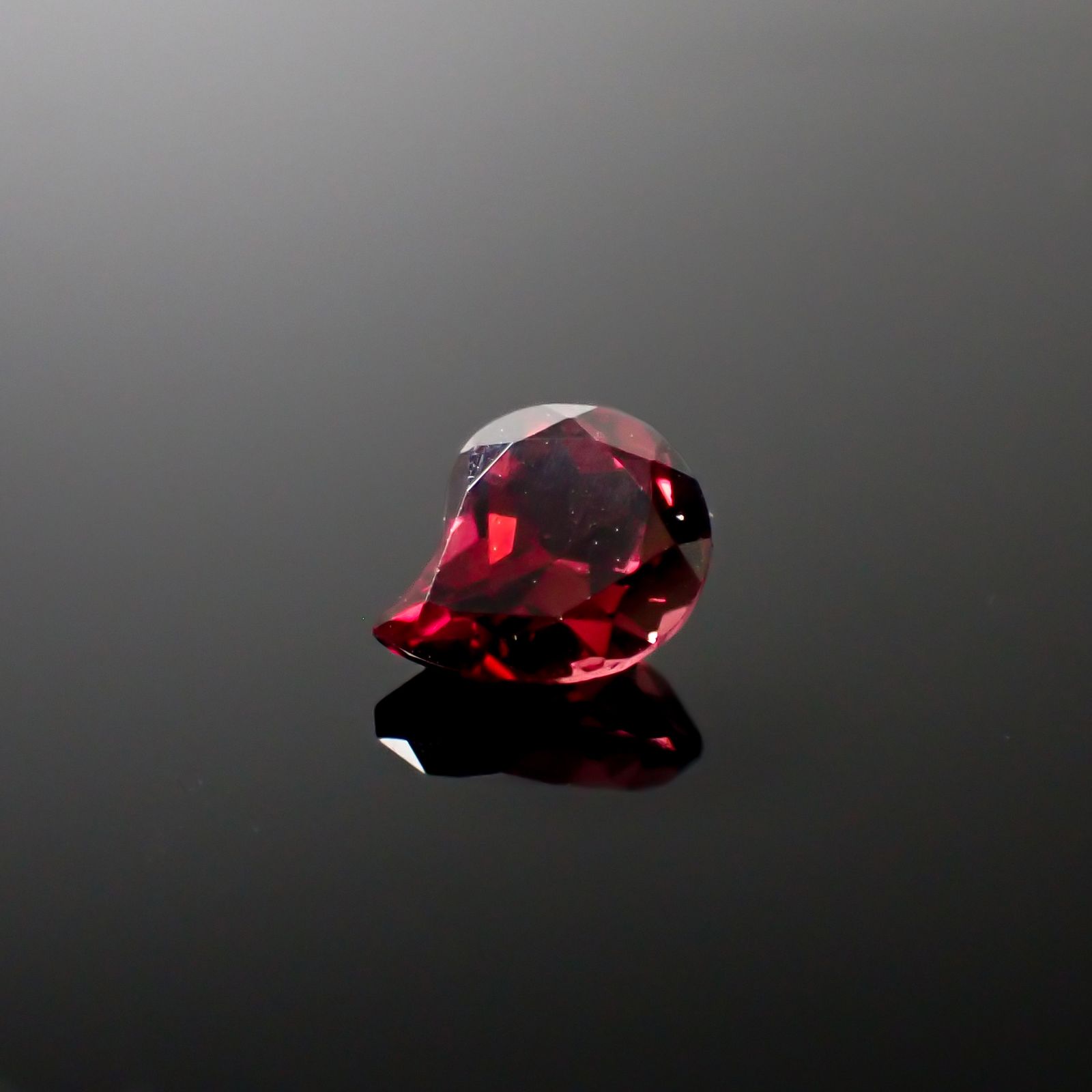 ◇カスタムカット◇パイロープアルマンディンガーネット モザンビーク産 0.84ct[240928955]6.4x5.2mm前後