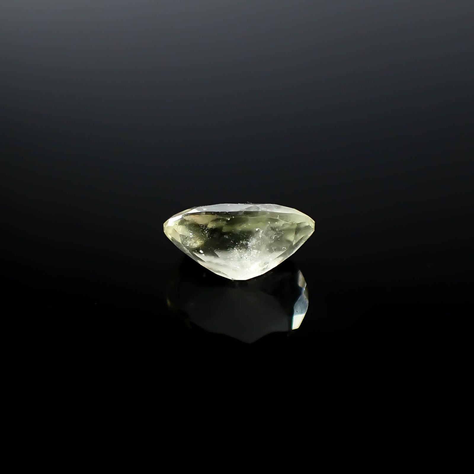 リビアングラス 発見地：エジプト・リビア砂漠産 2.84ct / 12x8.9mm前後 [251131303]