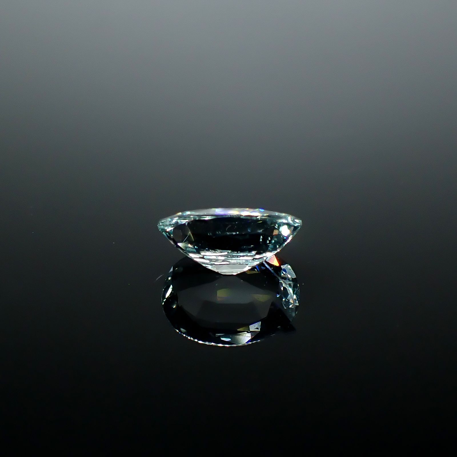アイスブルーグリーンサファイア 非加熱(宝石名サファイア)スリランカ/マダガスカル産 1.91ct GIT鑑付[250830960]8.93x6.82mm前後