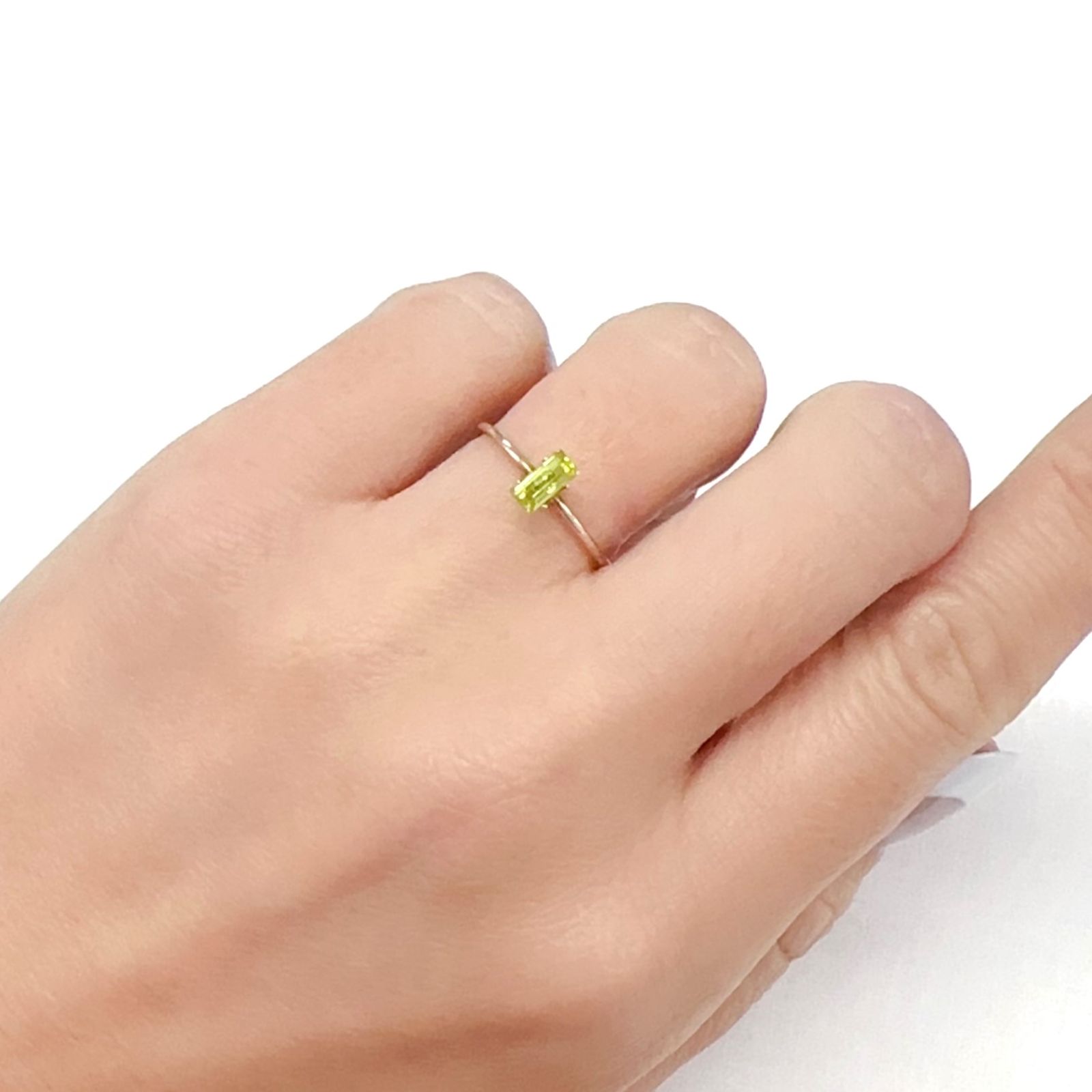 リリーパッドペリドット アメリカ・アリゾナ州産 0.38ct[231224604]5.7x2.6mm前後